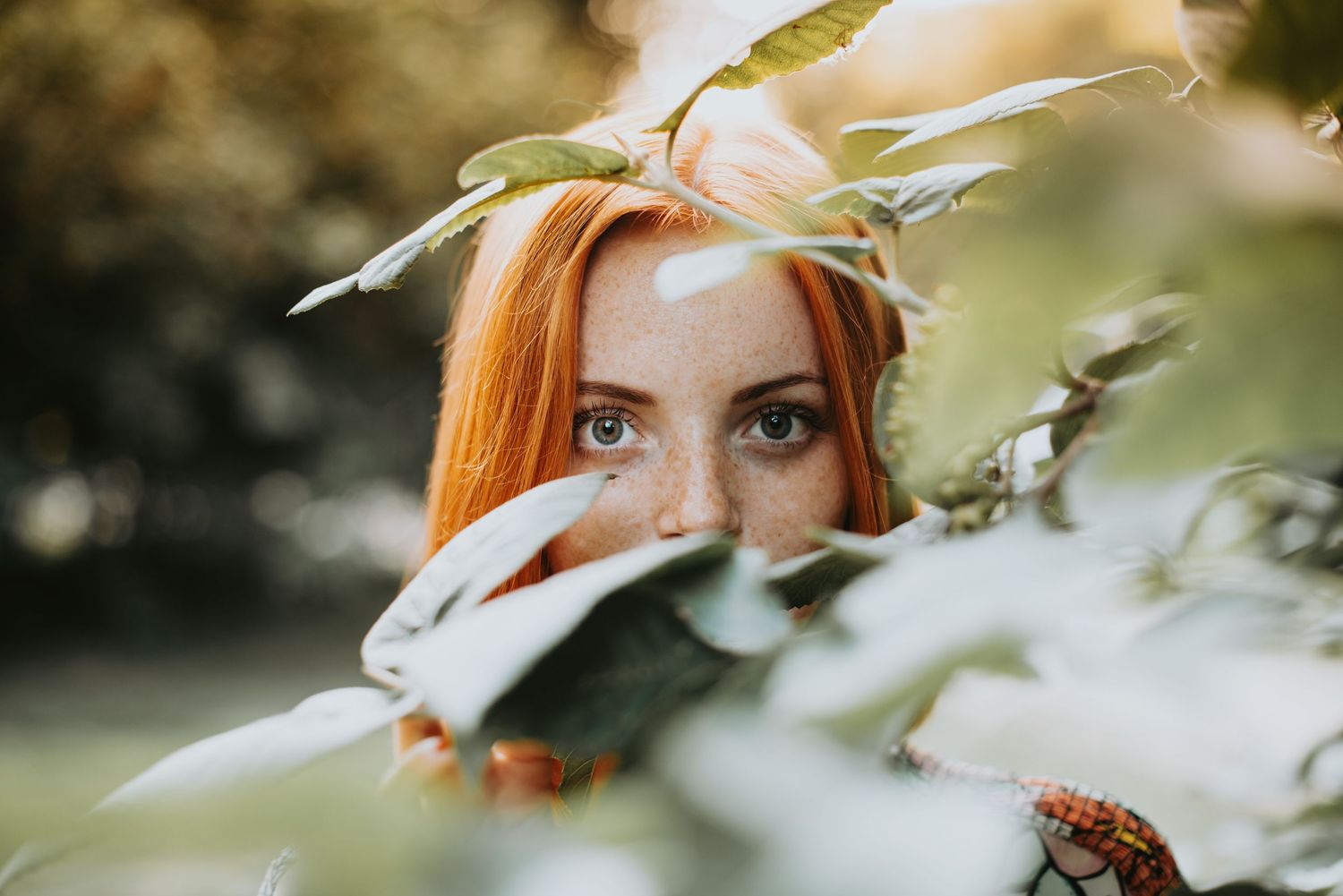 Portrait naturel d'une femme regardant l'objectif