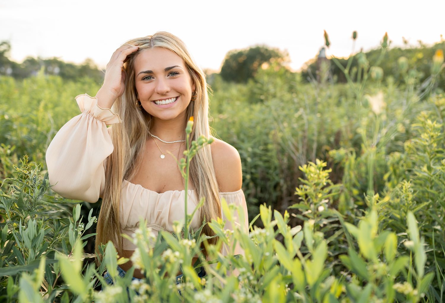 senior girl in a sunny field