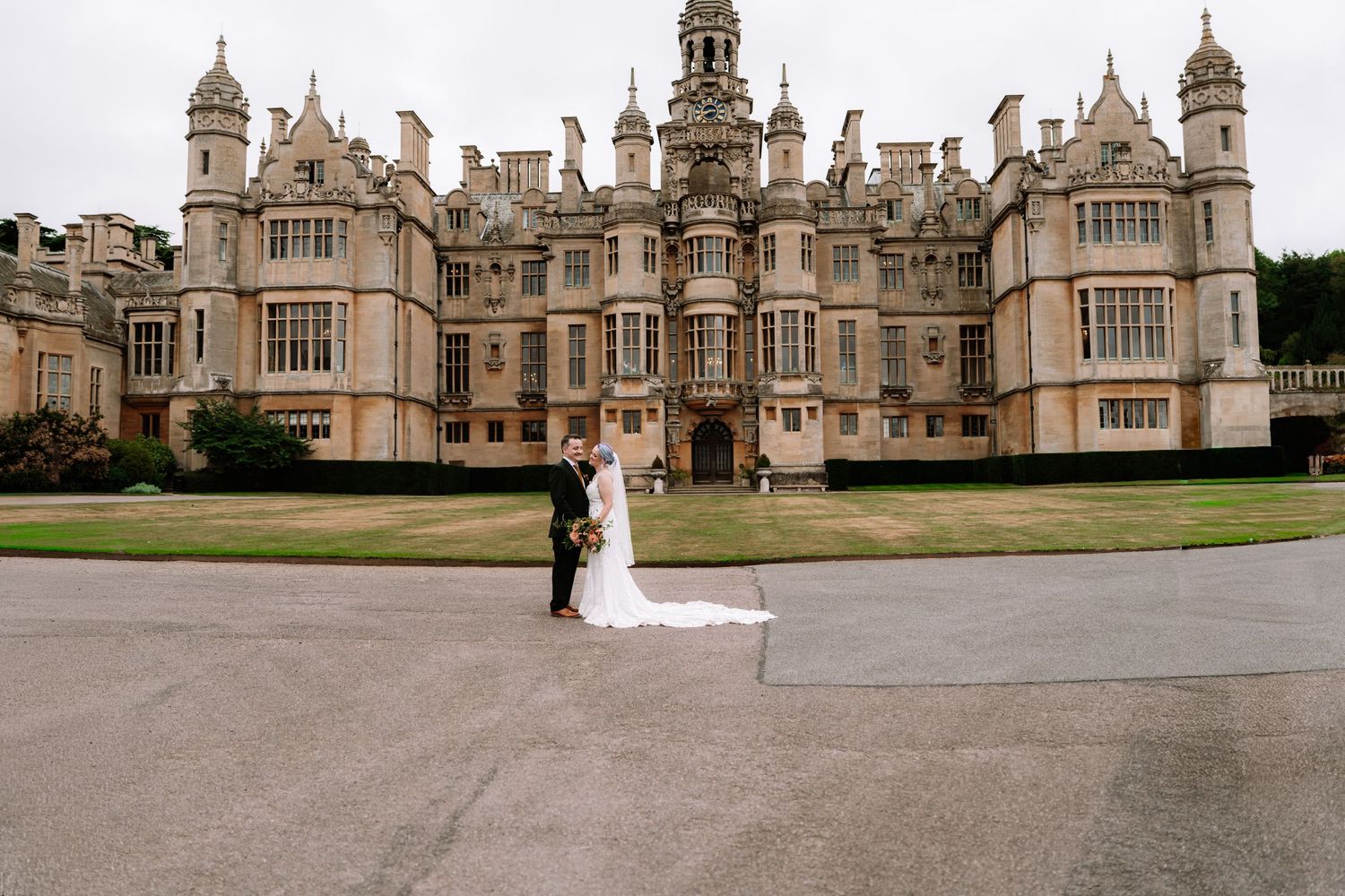 Harlaxton Manor wedding photographer. Harlaxton Manor wedding photographer. Halaxton Manor wedding.