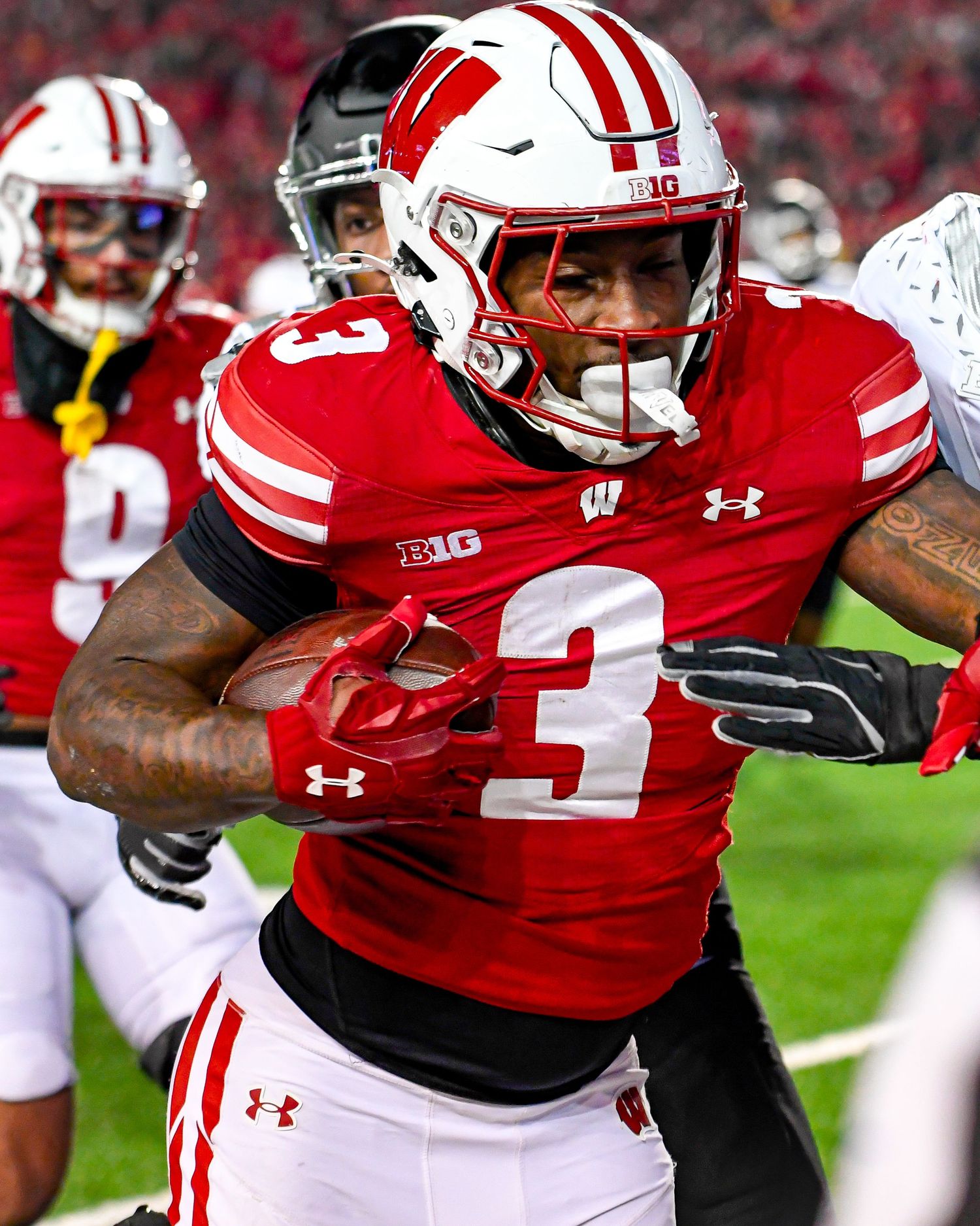 Football player runs with the ball