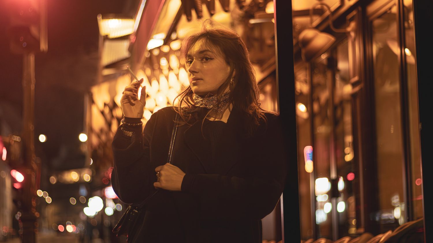 Fille fumant à la sortie d'un bar de nuit à Paris