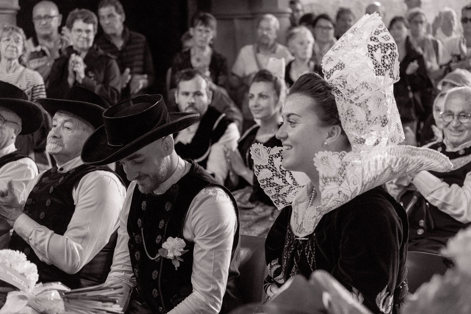 Photographie en noir&blanc de noces bretonnes comme un mariage mais en Bretagne, Beuzec-Conq
