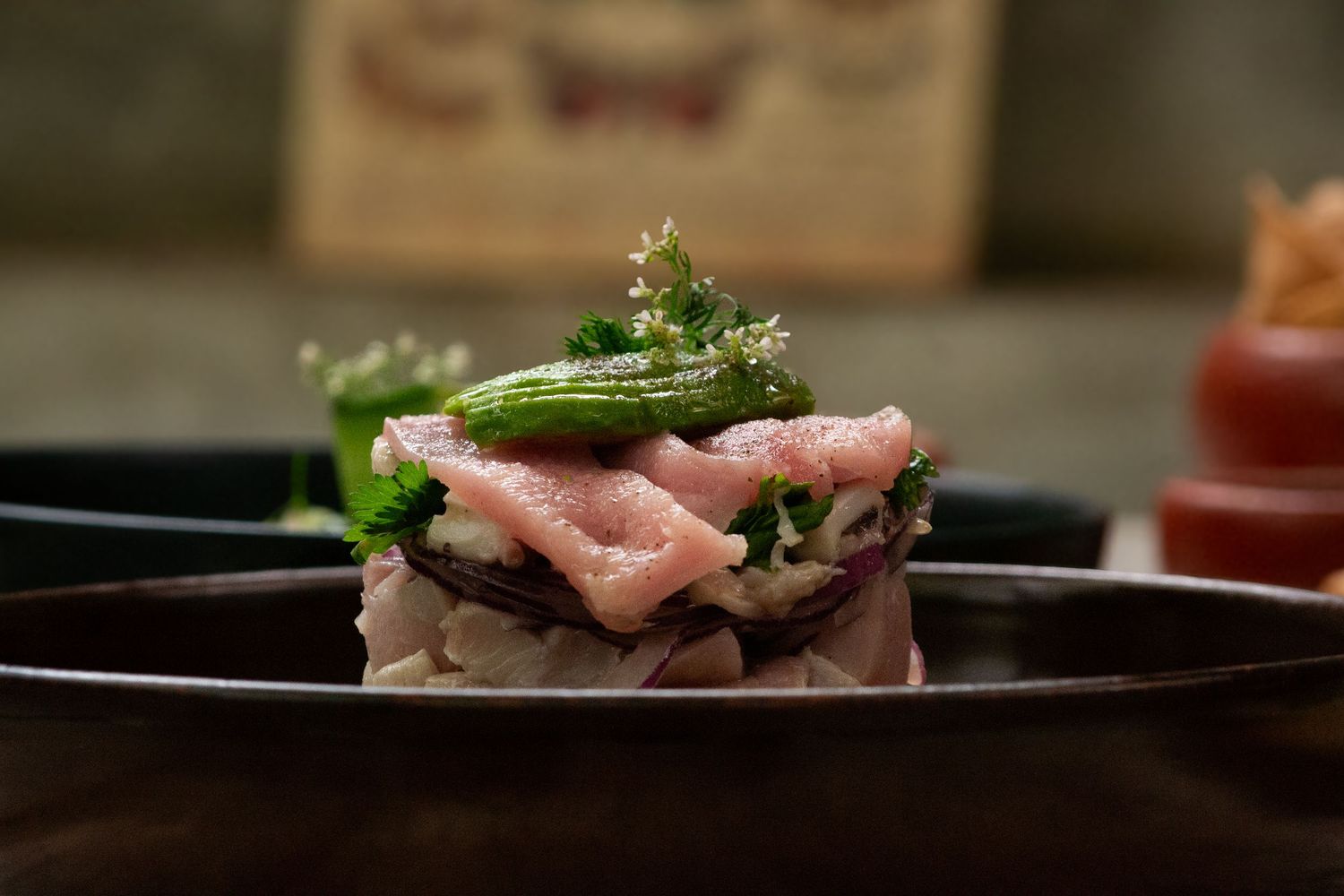 fotografia gastronomica, un plato de mariscos en plano detalle sobre un plato hondo