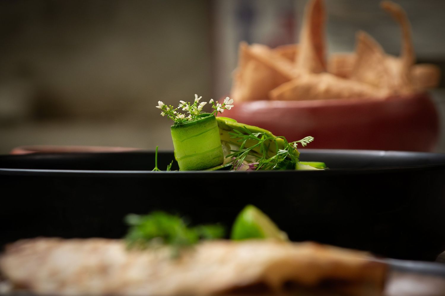 fotografia gastronomica, detalle de un plato en el que se observan vertudas y una flor