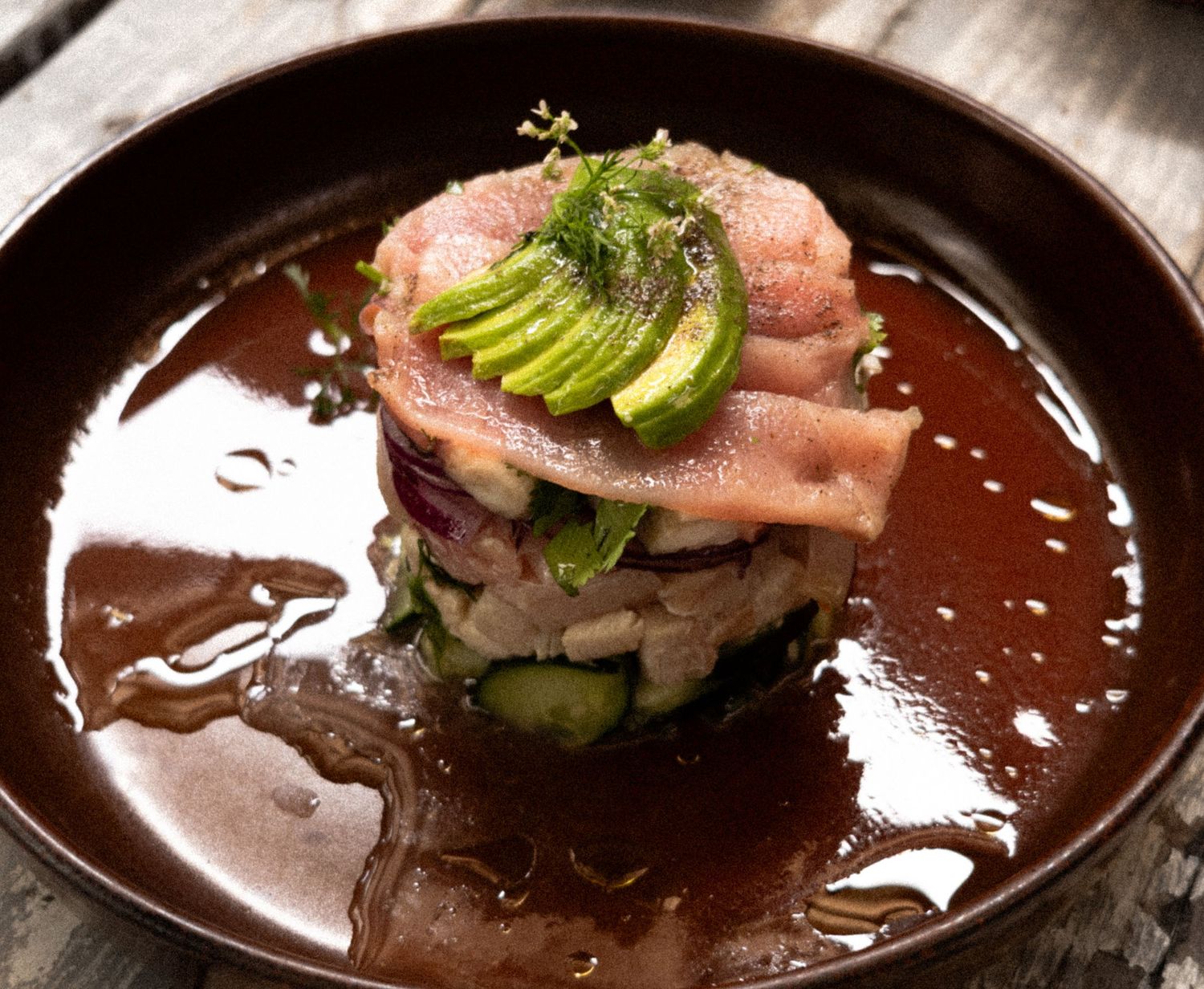 fotografia gastronomica, un plato de mariscos en plano detalle sobre un plato hondo
