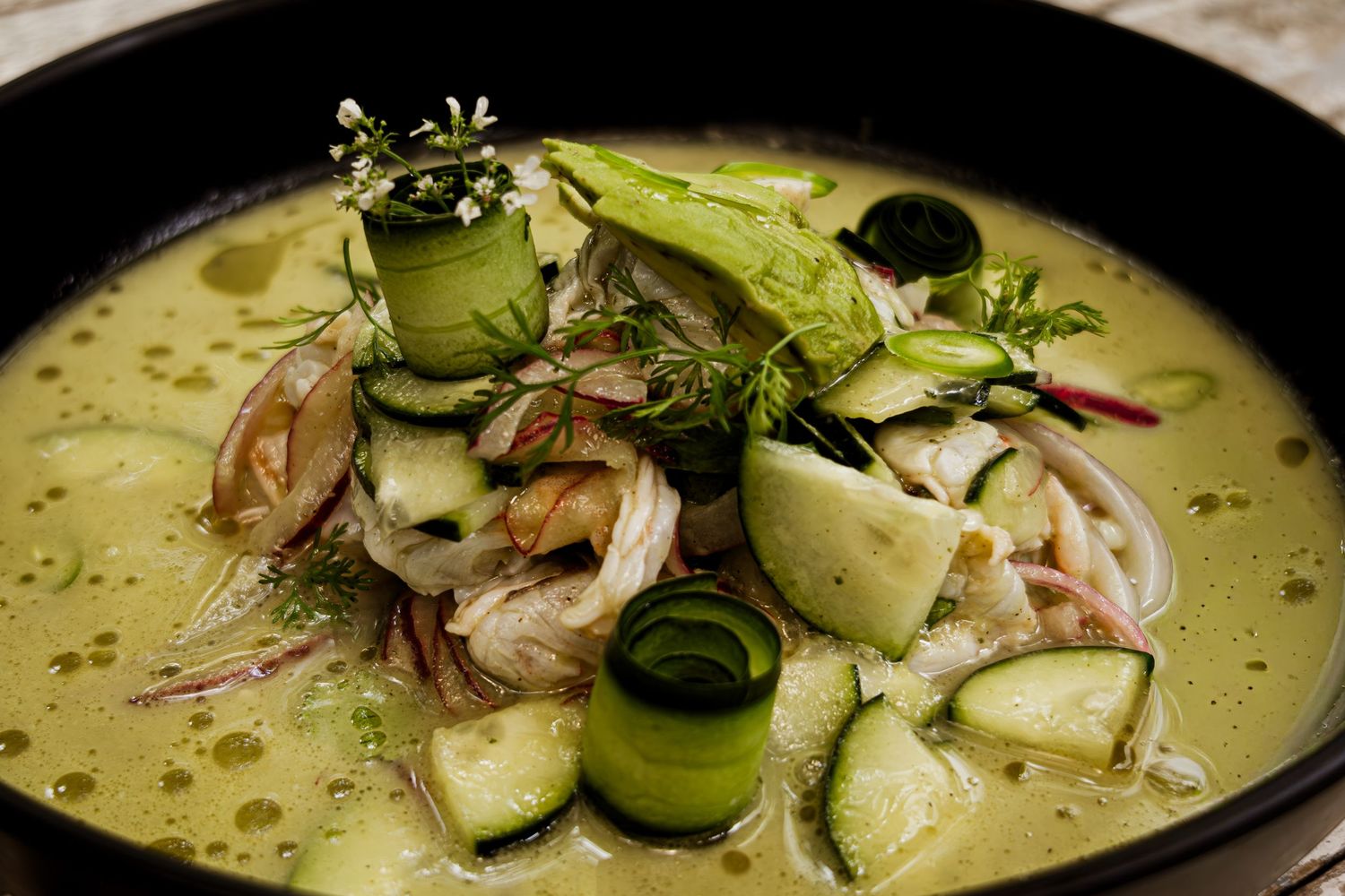 fotografia gastronomica, detalle de un plato en el que se observan vertudas y una flor. aguachiles