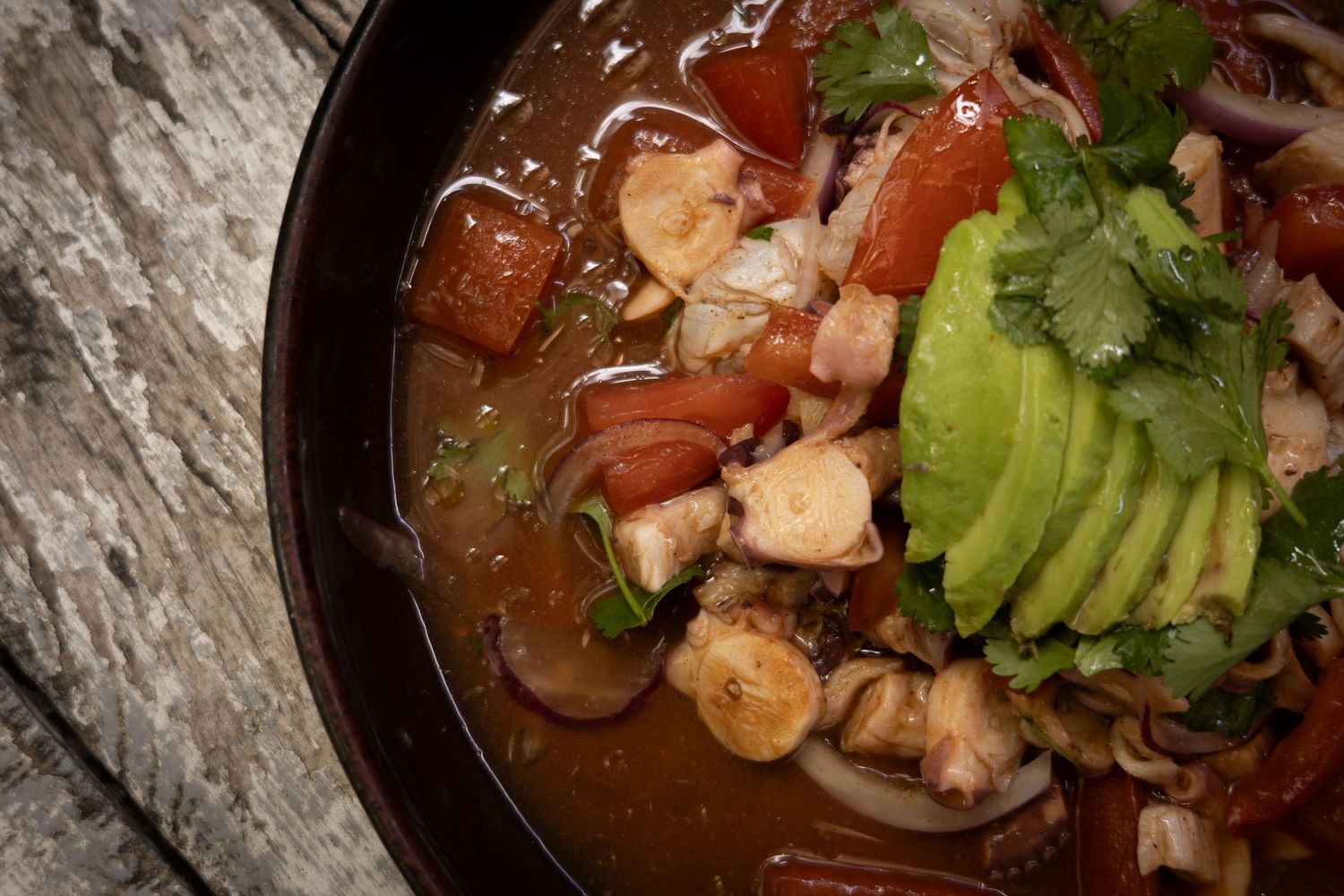 fotografia gastronomica cenital, detalle de un plato en el que se observan vertudas y marscos, ceviche