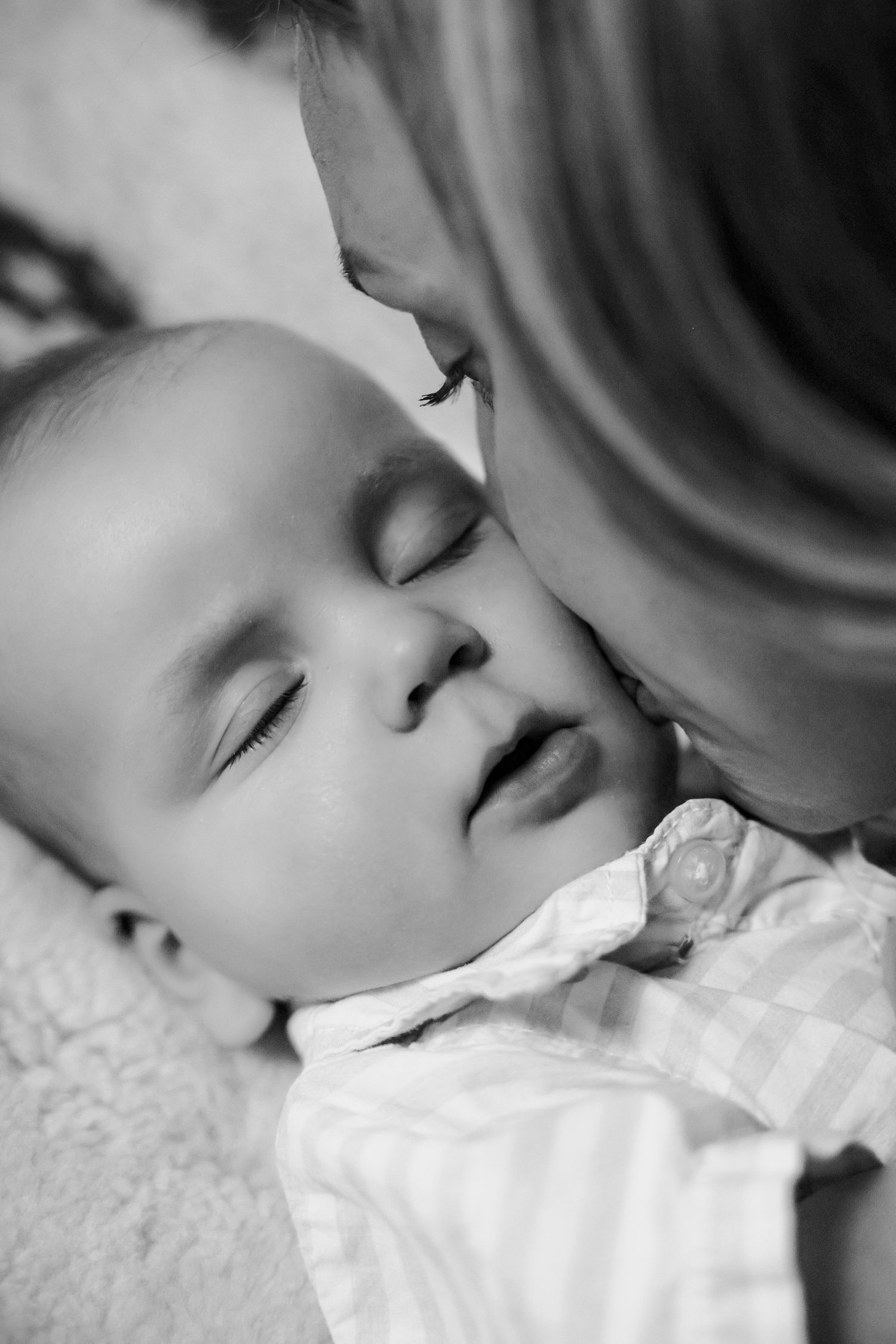 Candid family moment in Chicago photographed by Sam Burm Photo