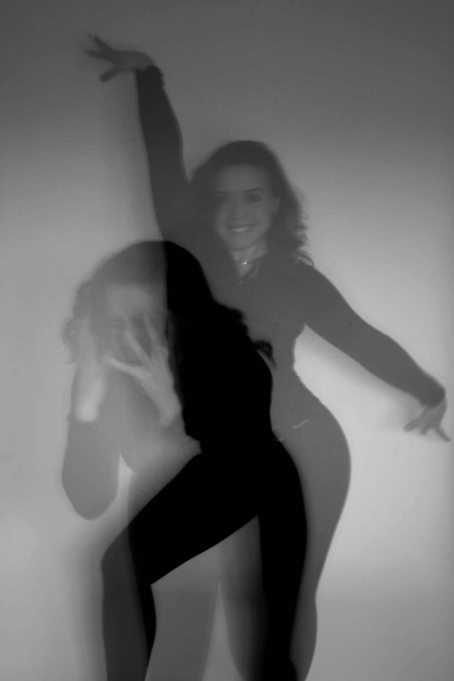 Dansende silhouet in zwart-wit artistieke compositie.