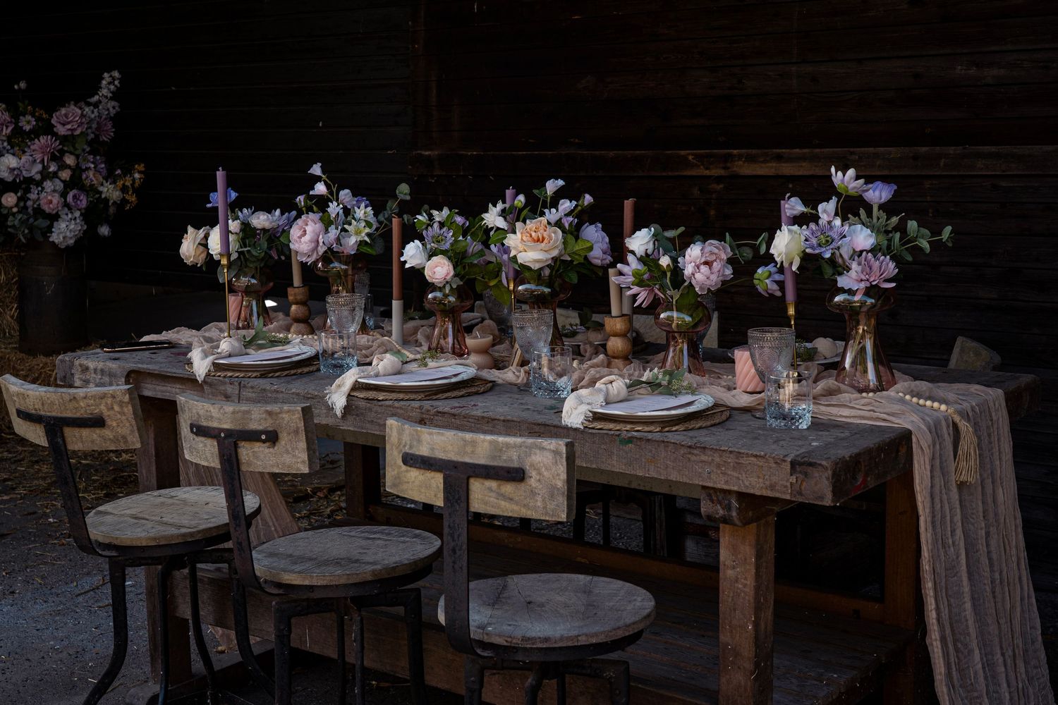 De tafel is gedekt tijdens een bruiloft met mooie bloemen.