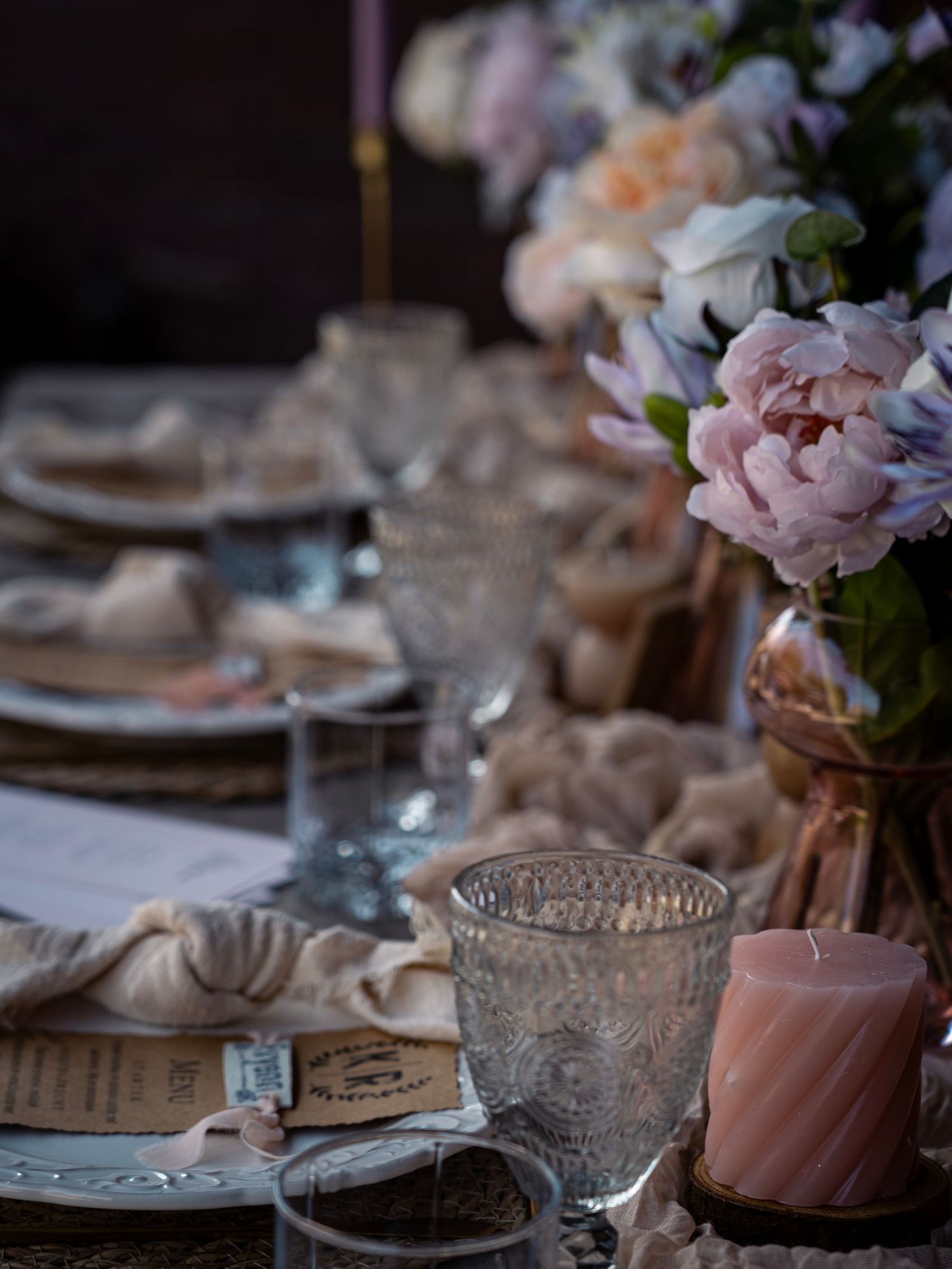 Romantische tafelsetting met vintage glaswerk.