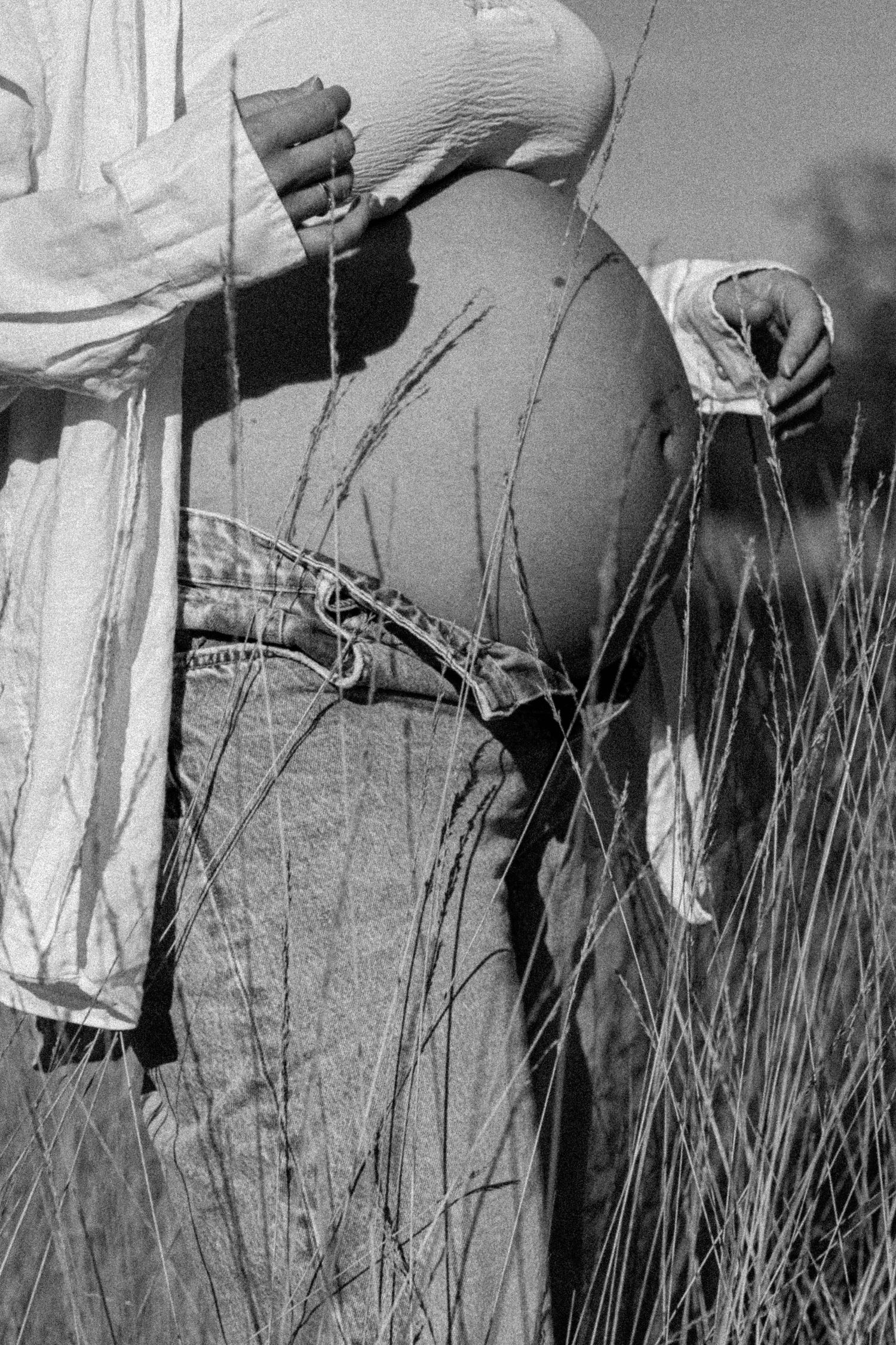 Vintage zwart-wit beeld van handen in hoog gras