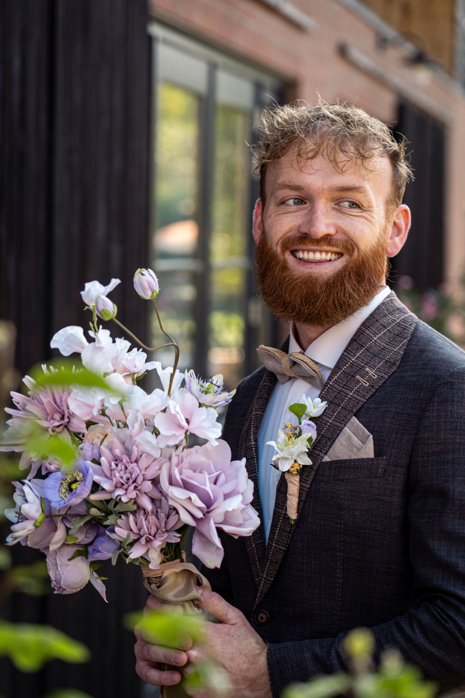 Lentebloemboeket met roze en witte bloemen.
