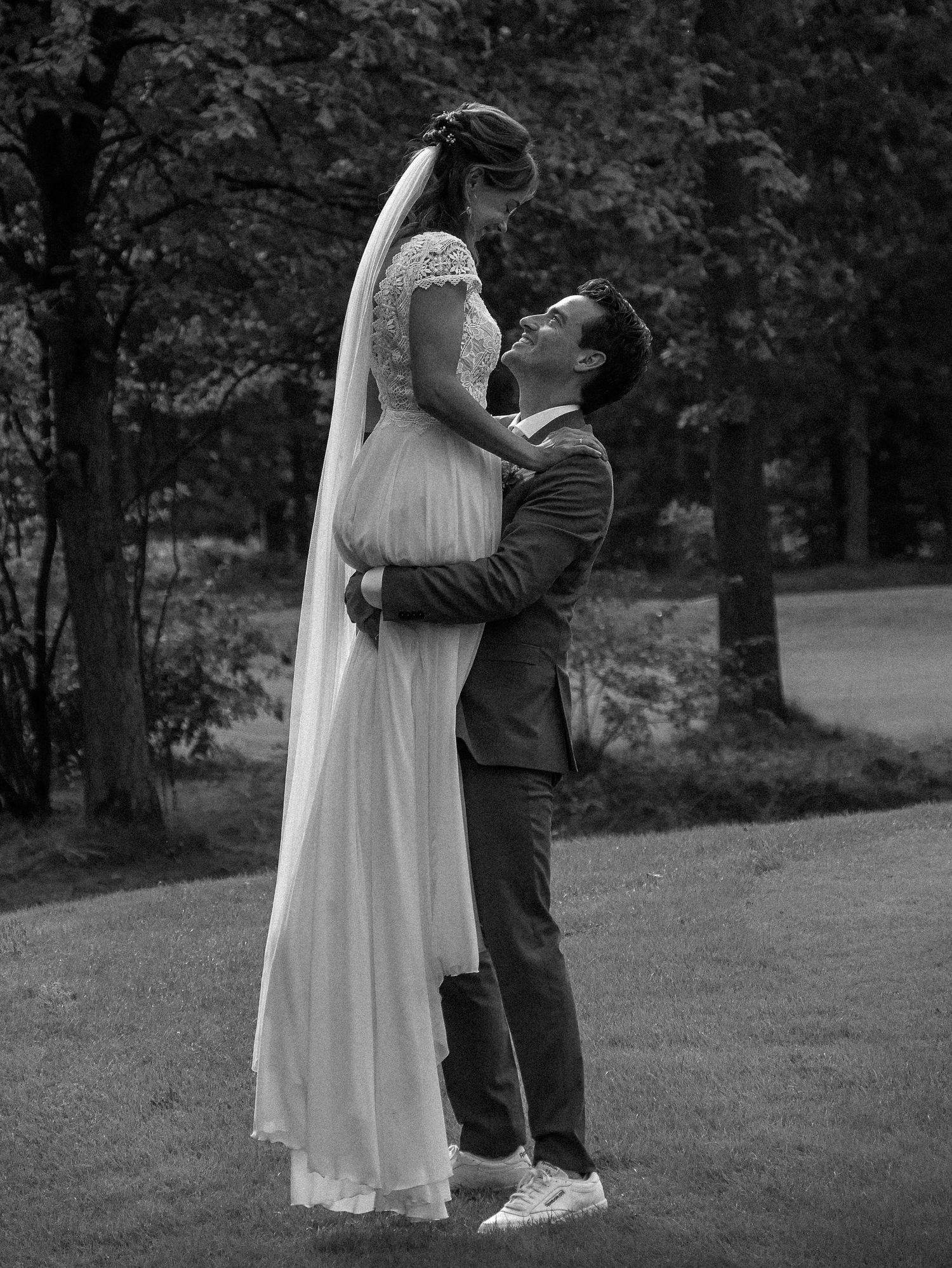 Dromerige bruiloft portret met opgetilde pose.