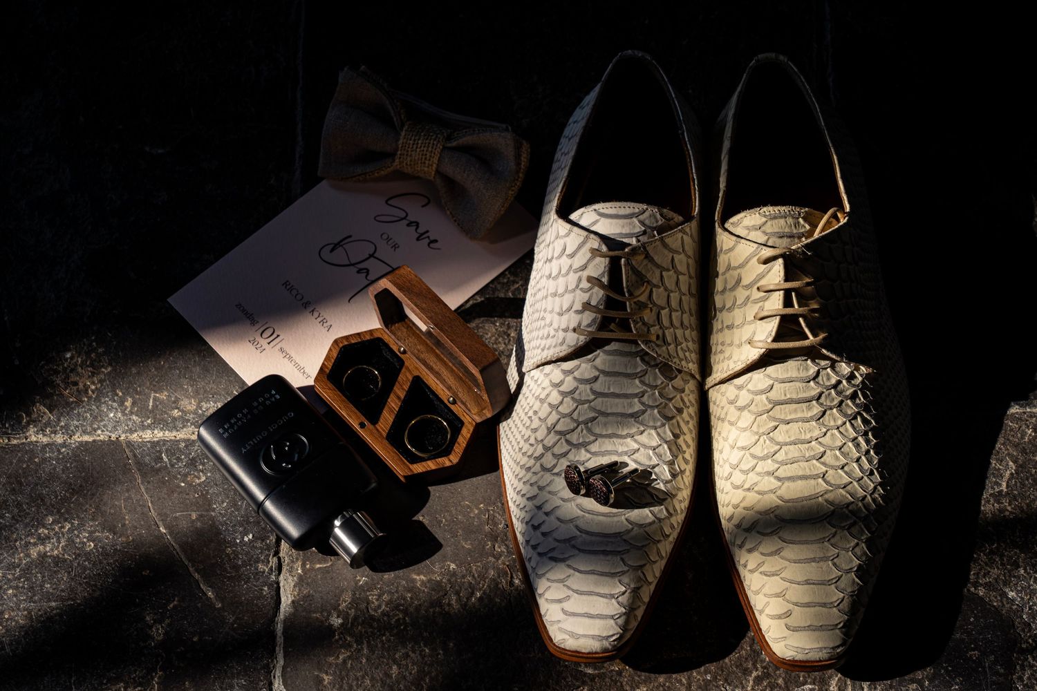 Stijlvolle bruidsschoenen met vintage decor.