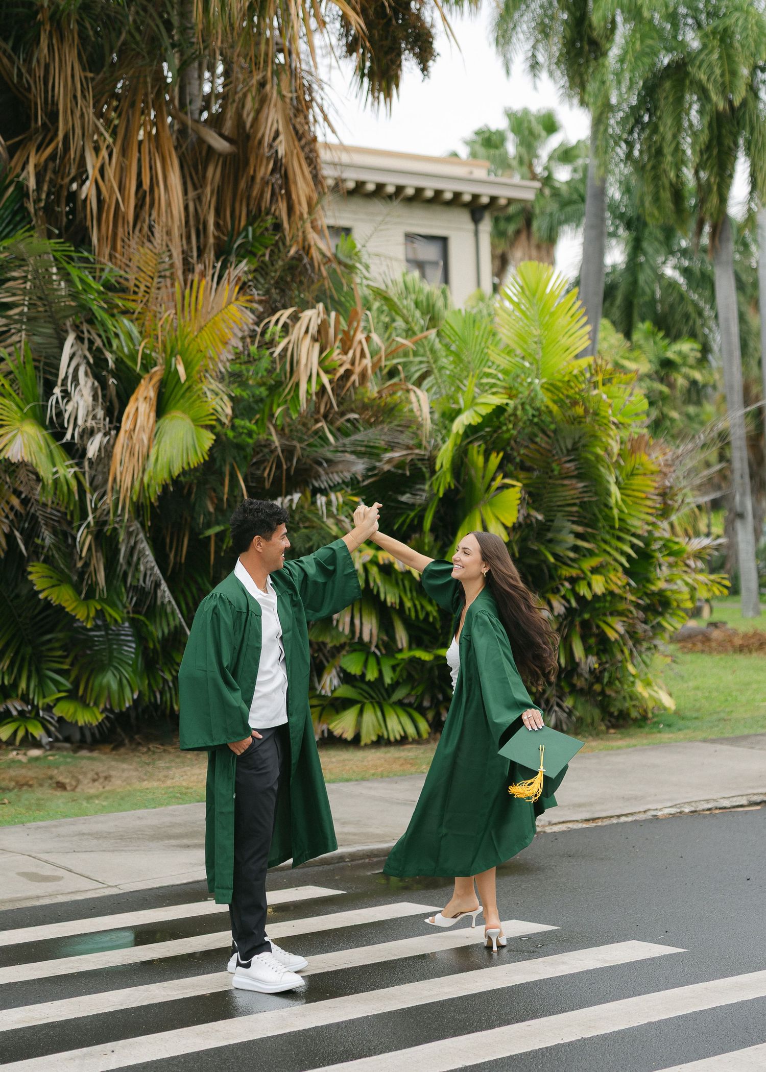 Graduation photos at University of Hawaiʻi at Mānoa near Hawaii Hall – UH senior portraits, group and individual campus photography.