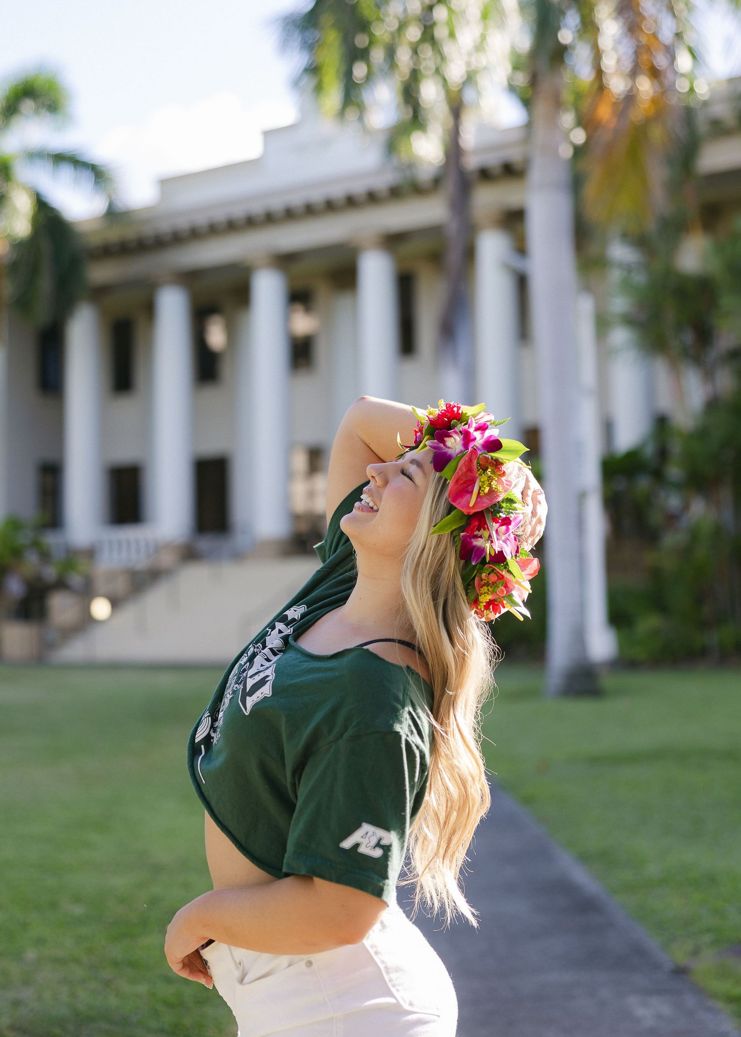 Graduation photos at University of Hawaiʻi at Mānoa near Hawaii Hall – UH senior portraits, group and individual campus photography.