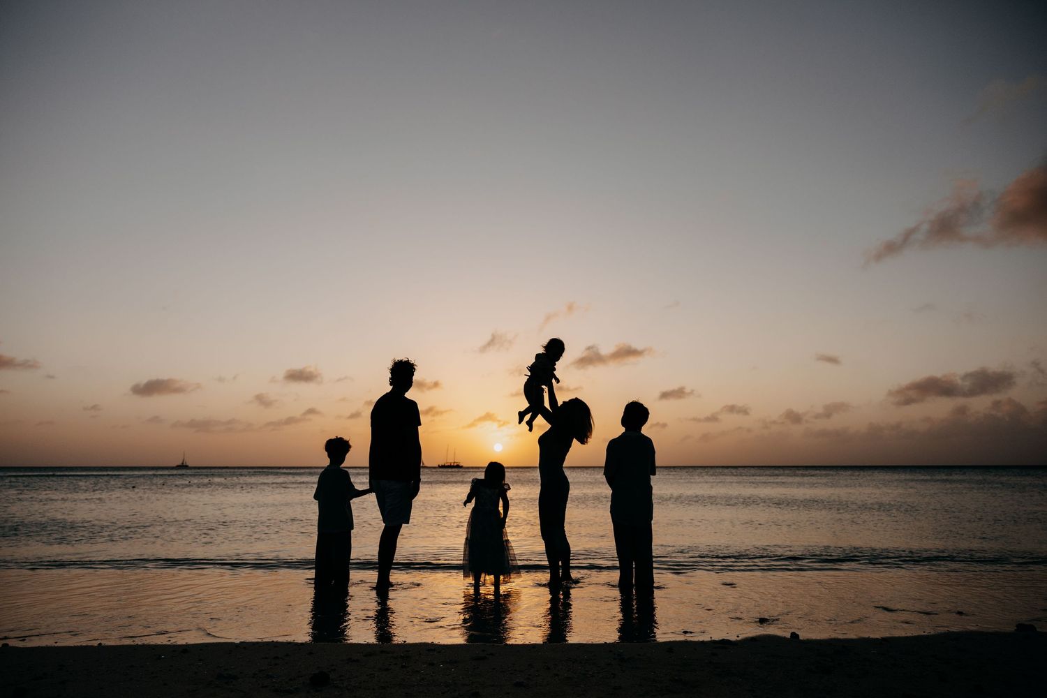 Relaxed family photography session during Aruba vacation