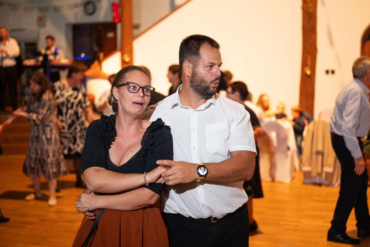 Az esküvő legnagyobb része az esti lakodalom, perdüljetek táncra és engedjétek el magatokat.