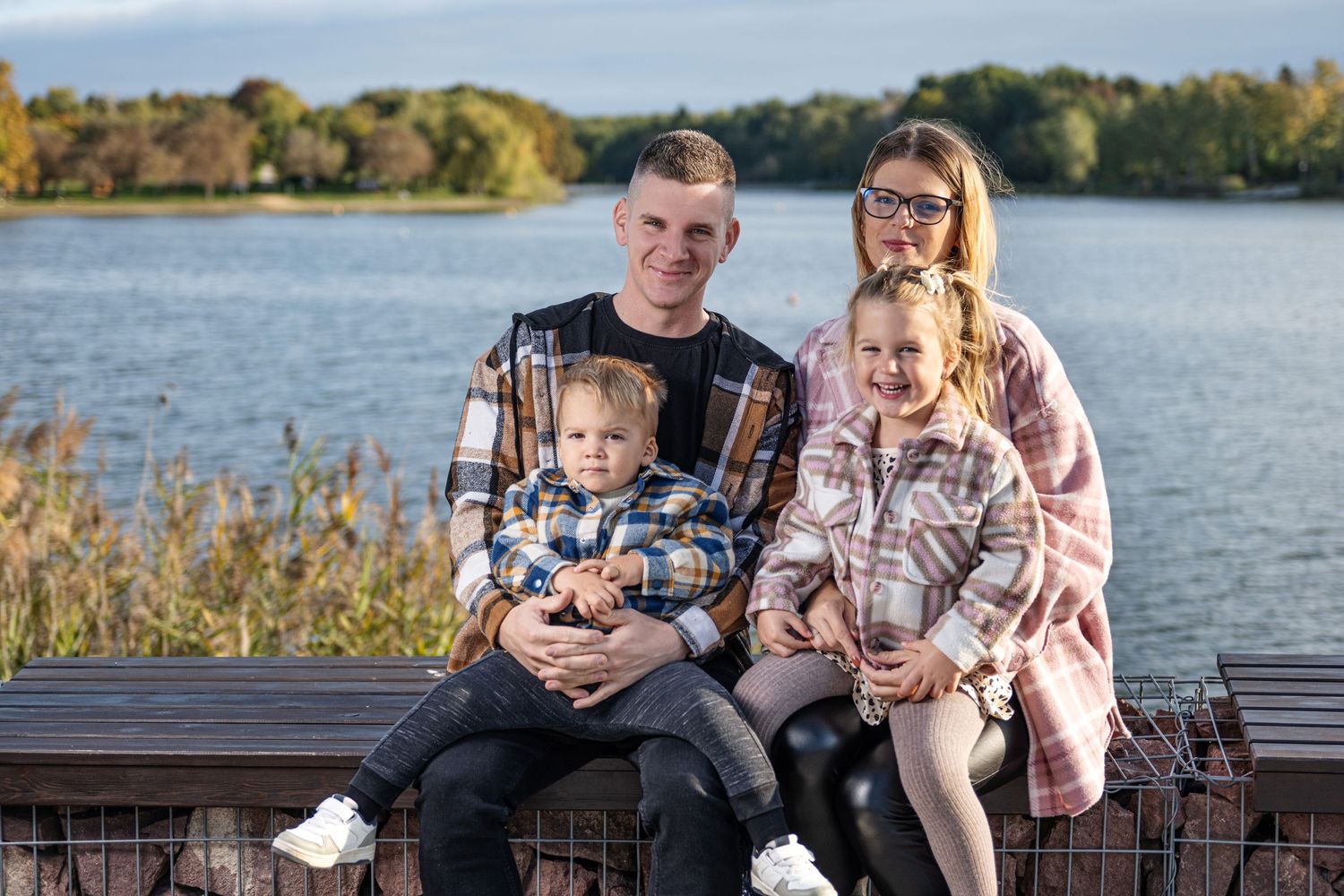 Családi fotózásnál fontos az összhang a ruhaválasztásnál is.