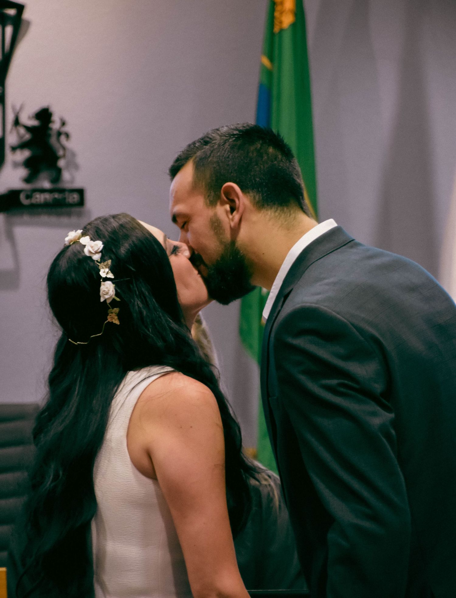Couple's first kiss after city hall wedding ceremony in Niagara Falls