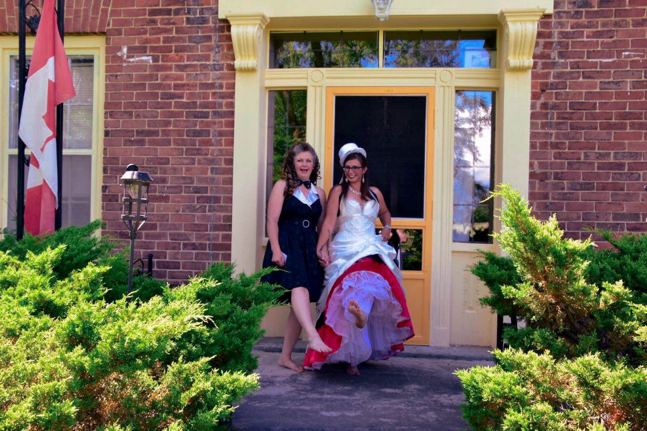 Bride and mother-of-the-bride getting ready to walk down the isle at an intimate backyard wedding in Niagara.