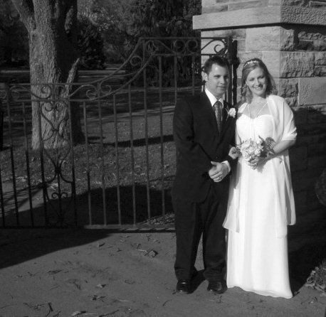 Bride and groom at the Niagara Botanical Gardens