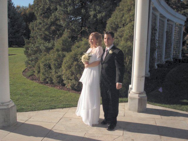 Bride and groom at the Niagara Botanical Gardens during an intimate wedding in Niagara Falls Ontario
