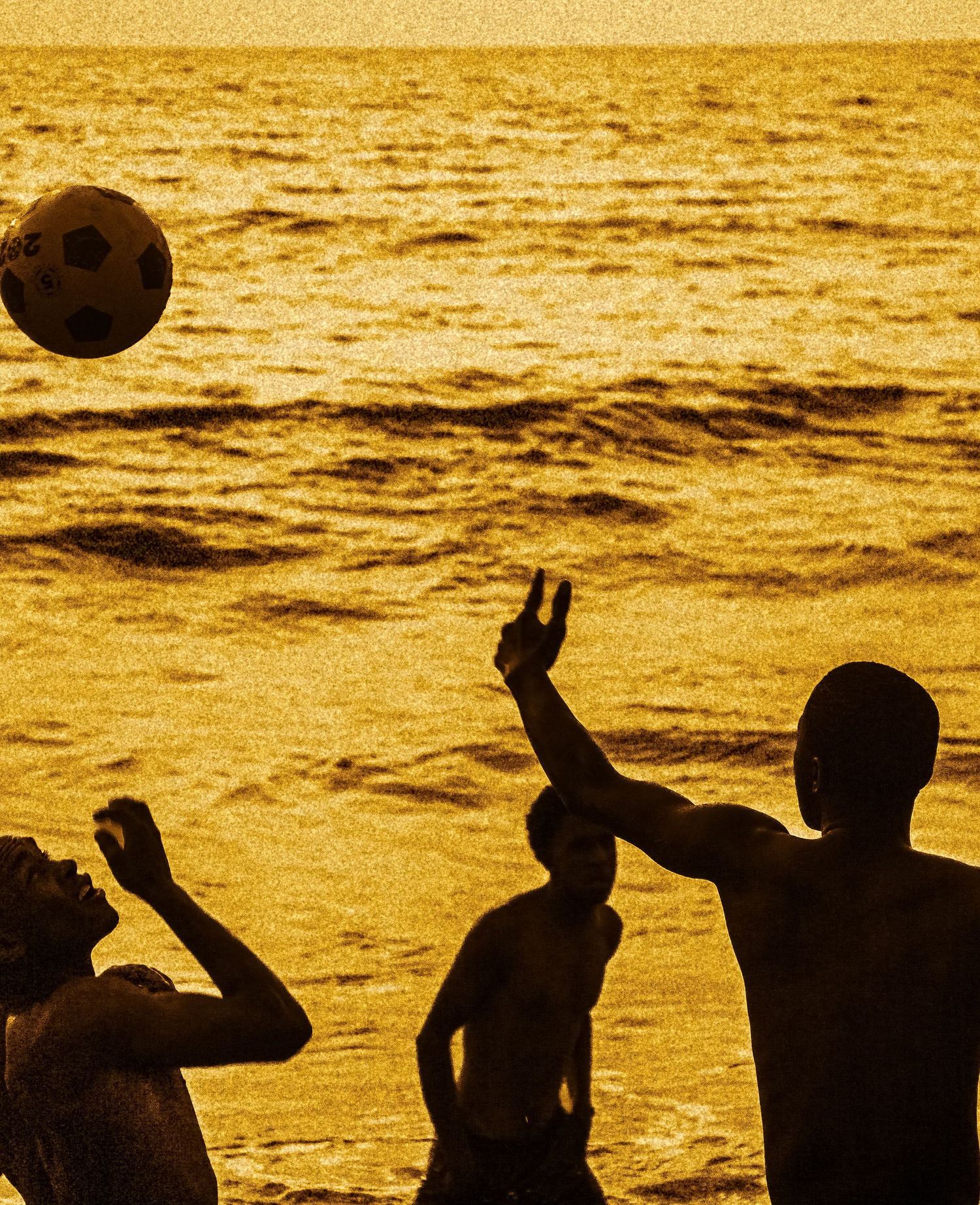 Sur le rivage, quelque part entre ciel et mer, un ballon s’élève dans les airs. En  contrebas, trois silhouettes se dessinent, tournées vers
