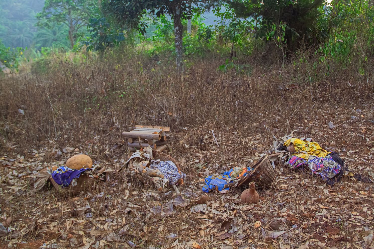 Dans certaines traditions de l’Ouest Cameroun, la mort d’un chef entraîne un cheminement 
précis pour la veuve.
