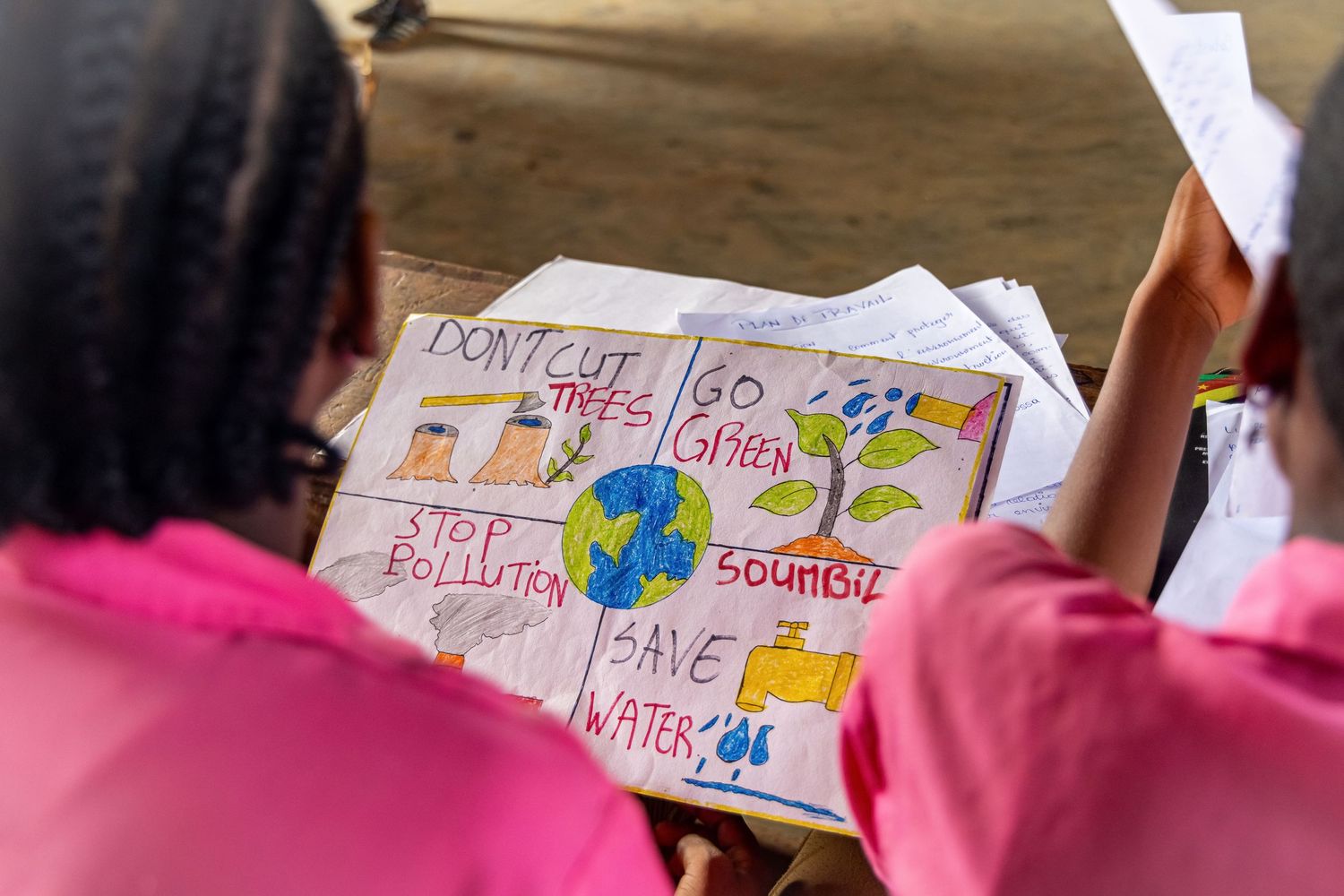 Dans un établissement de Dizangué, au cœur d’un atelier d’éducation environnementale 
porté par AMCO, des élèves s’expriment autrement.