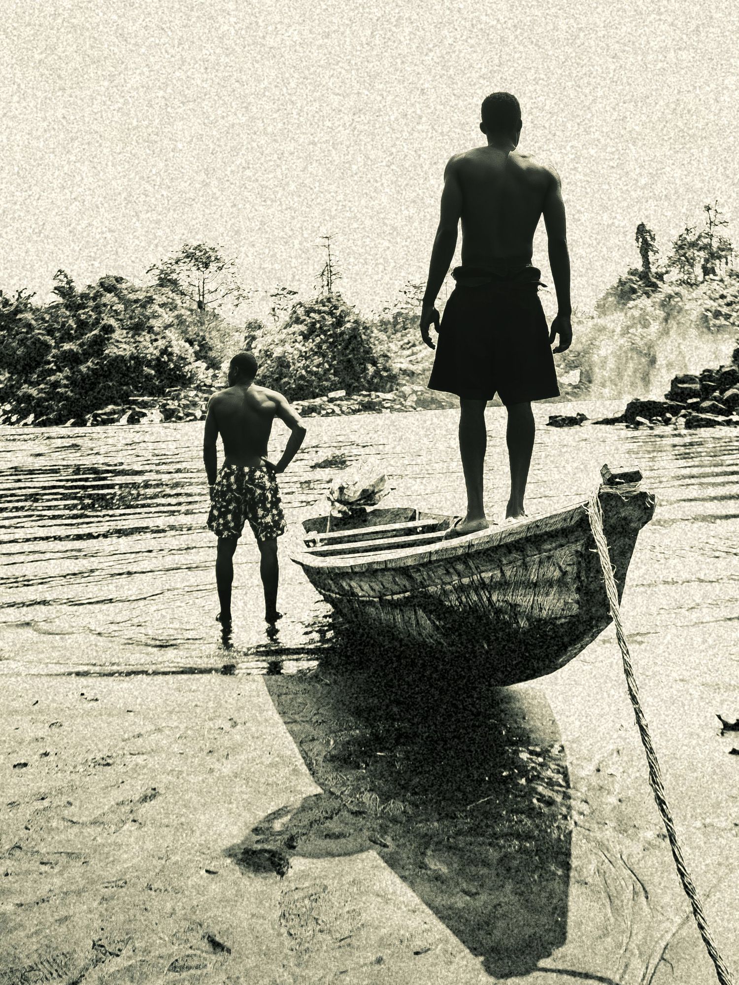 Aux Chutes de la Lobé, Seraphin et Loïc ne guident pas seulement des visiteurs. Ils guident une mémoire. Entre Kribi et Grand-Batanga,