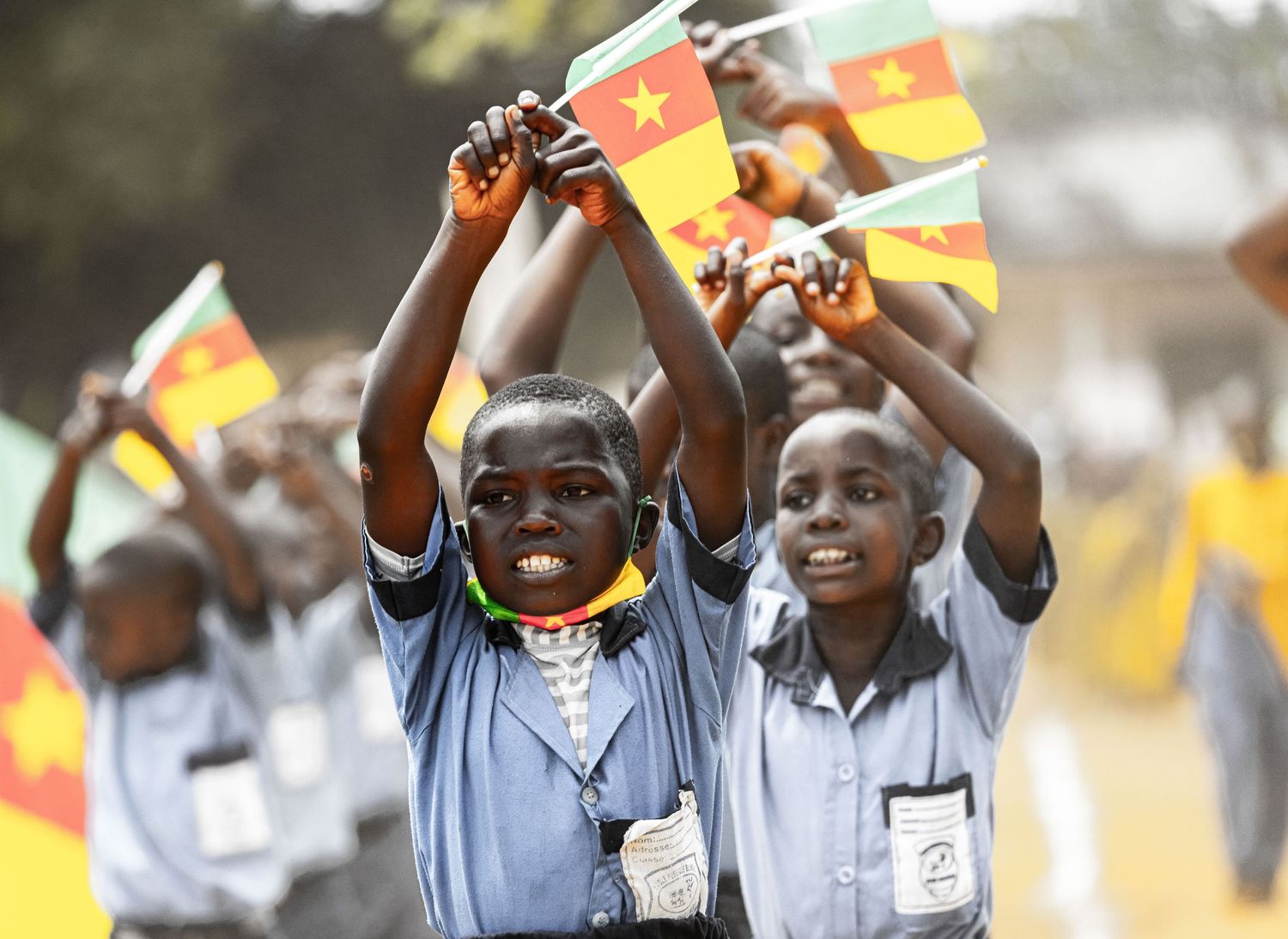 À Dizangué, lors du défilé du Fête de la Jeunesse 2025, les pas s’enchaînent, 
rythmés par l’effort et la discipline.