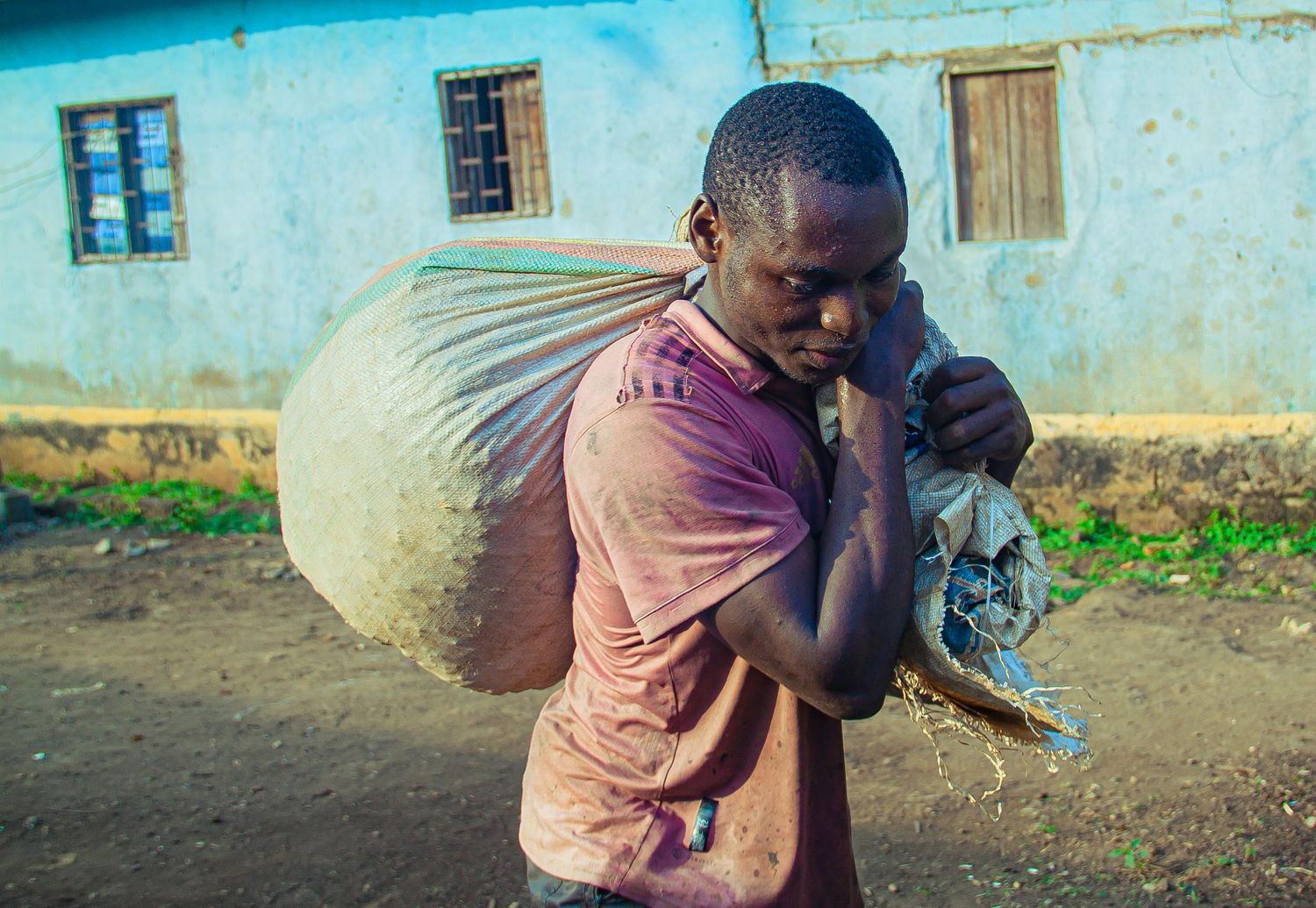 sac de maison porté par un enfant