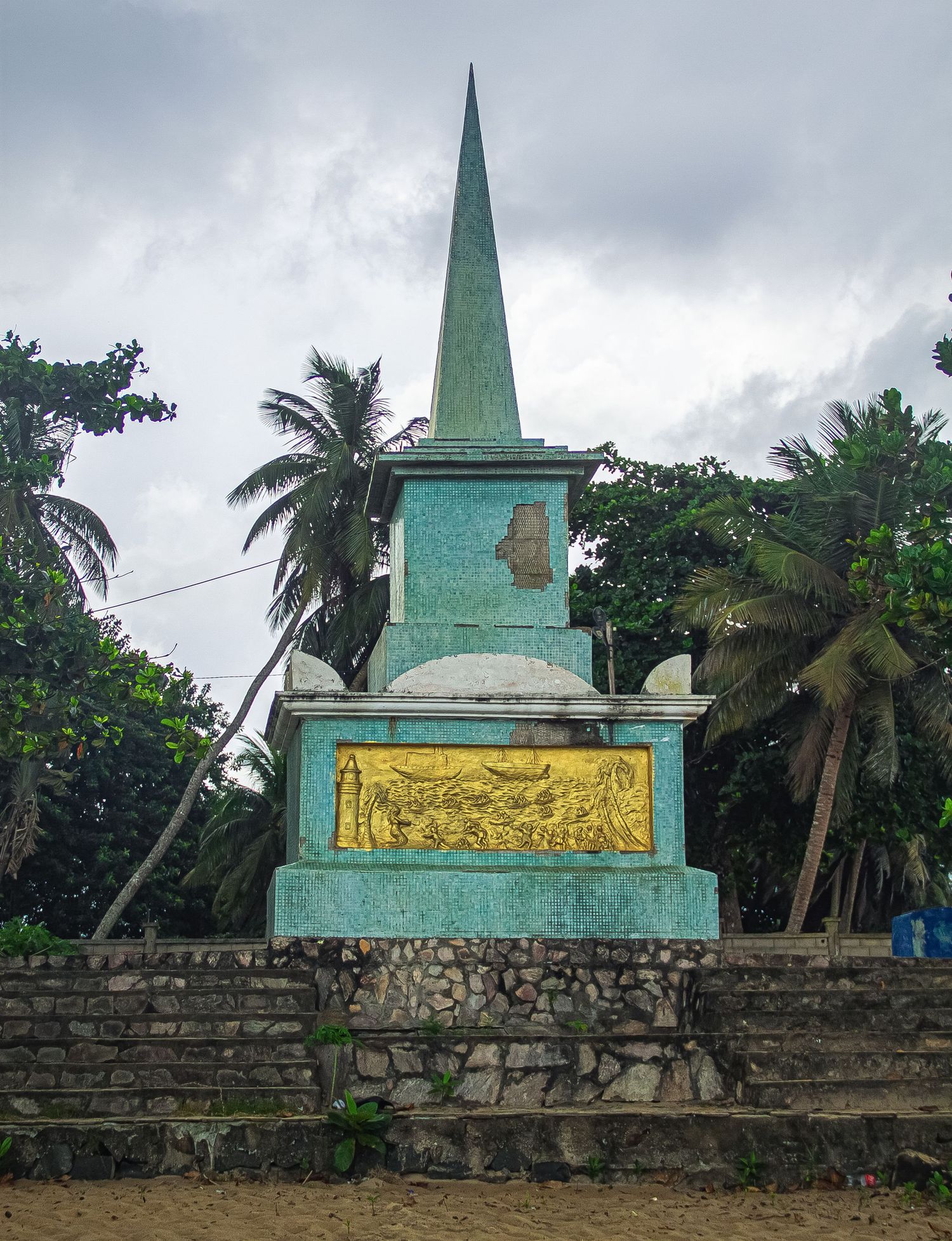 Ce monument rend hommage au peuple Batanga 
marqué par des violences coloniales : en 1880, 
après une révolte locale ayant conduit