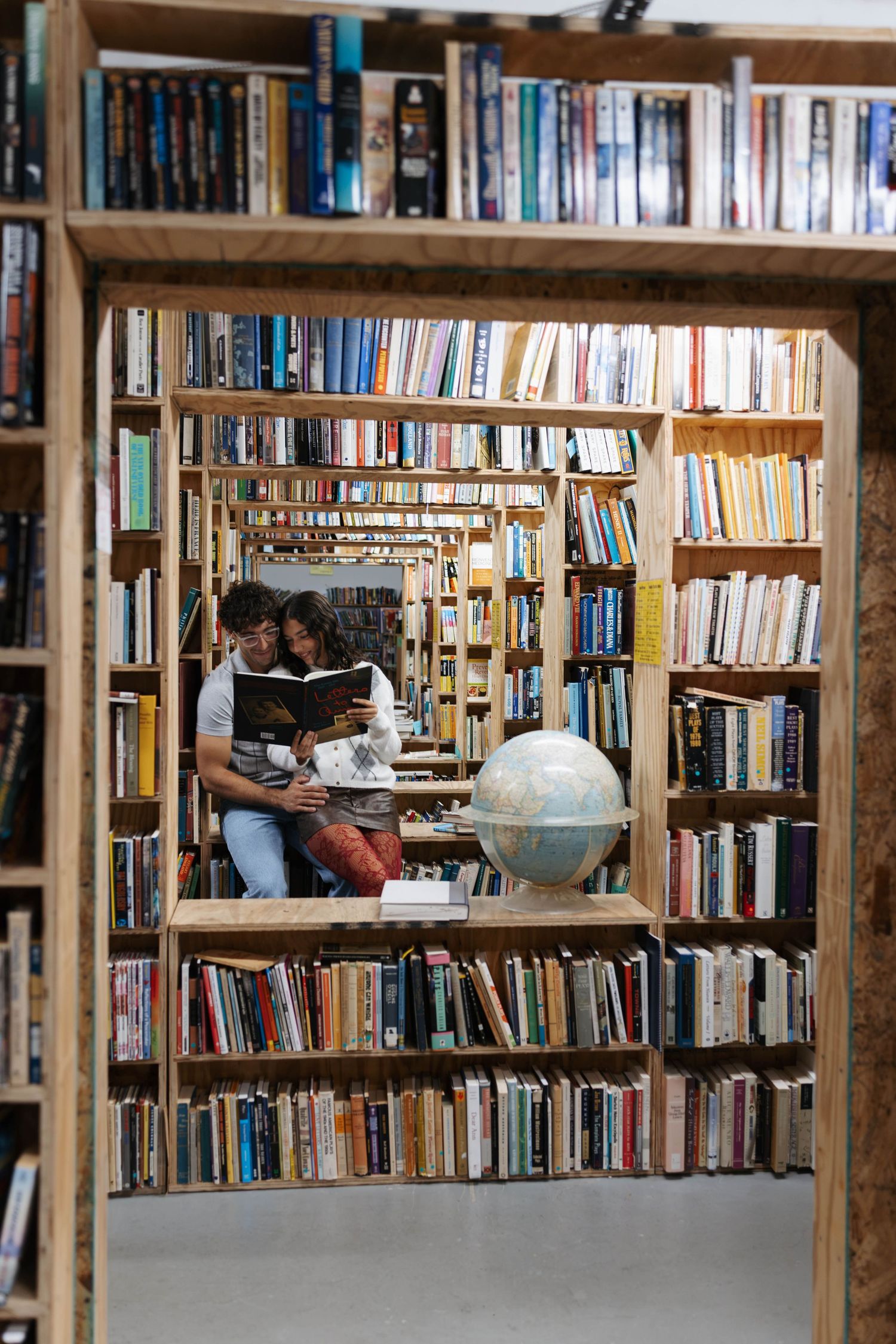 couple photoshoot in bookstore in Tampa Florida