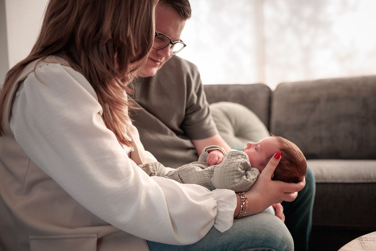 Newbornfotoshoot newbornfotograaf Fijnaart Roosendaal Bergen op Zoom thuis
