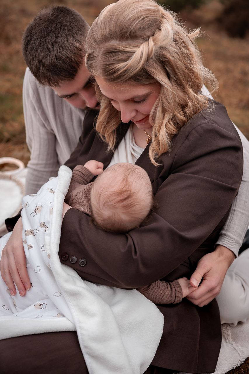 fotoshoot met baby newbornfotoshoot buiten heide