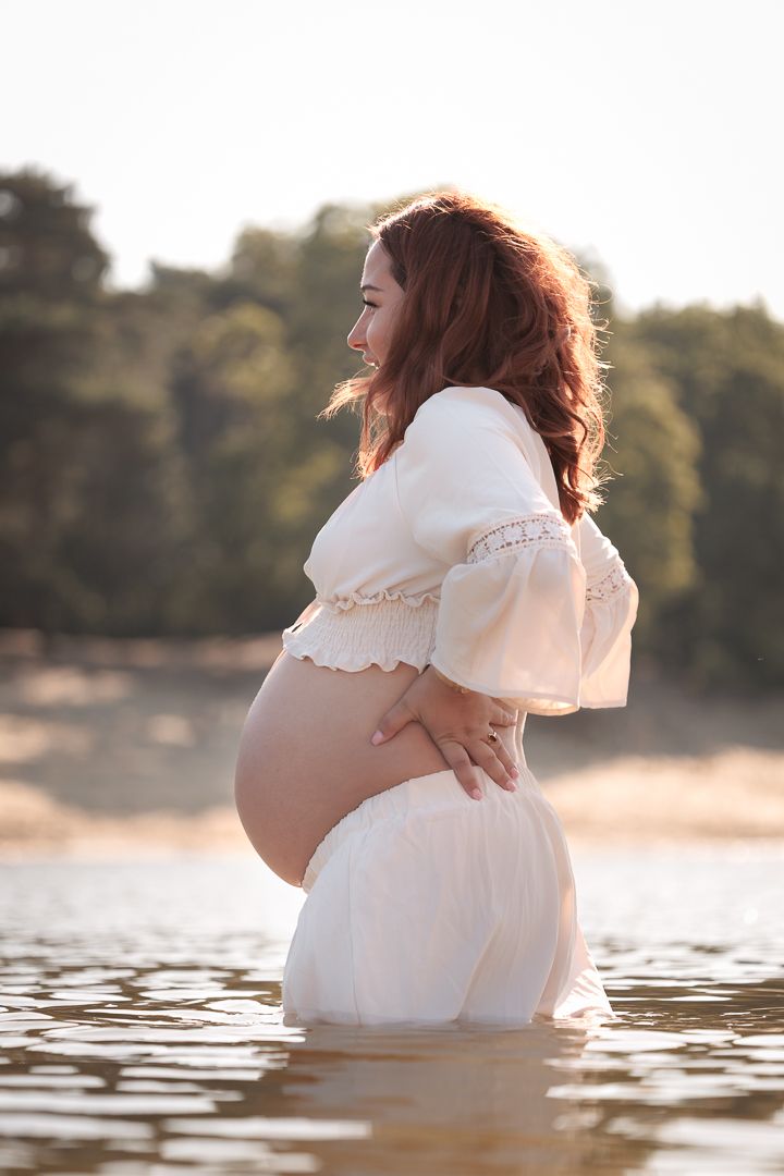 Intieme zwangerschapsfotoshoot in het water - Bergen op Zoom