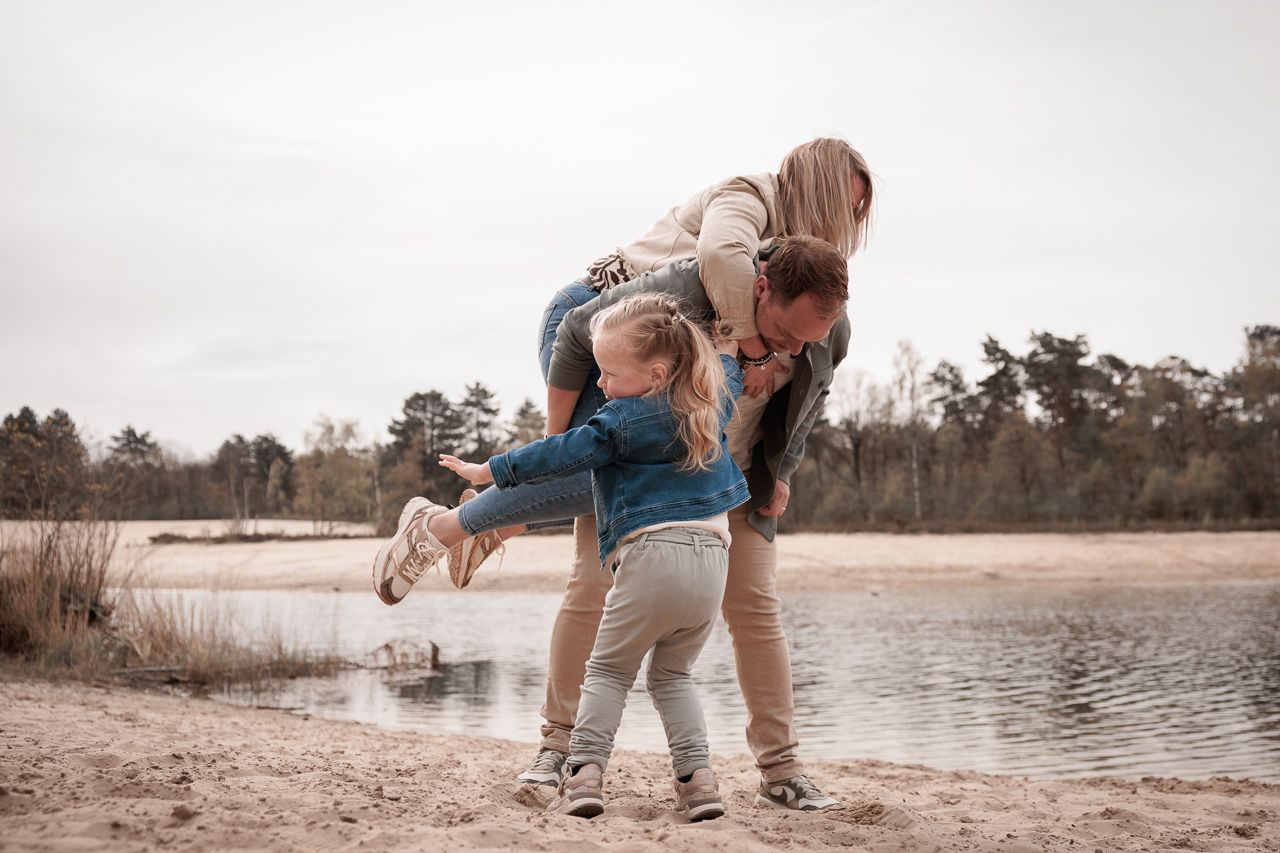 Spelen tijdens fotoshoot ontspannen foto's gezin