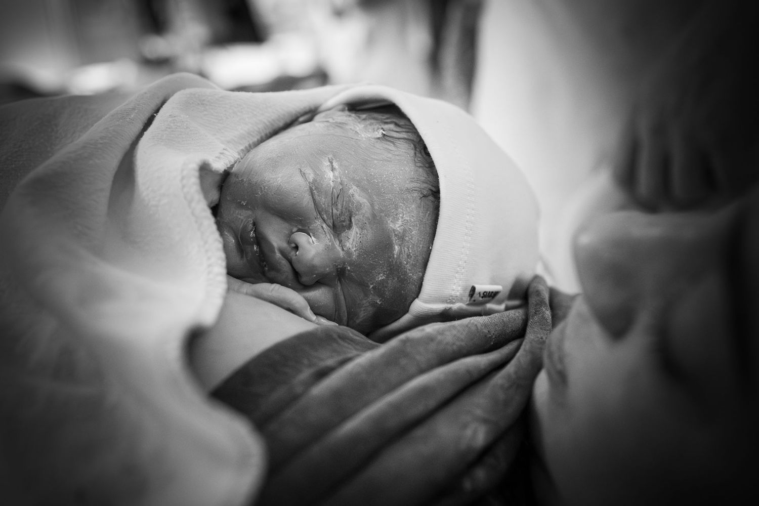moment net na de geboorte waar baby op de borst van de moeder wordt gelegd
