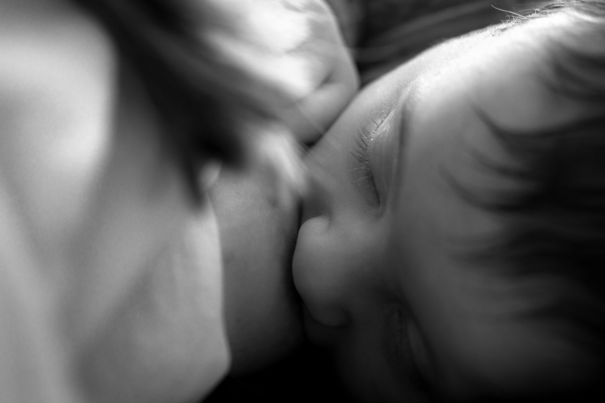 Newbornfotoshoot thuis - borstvoeding foto