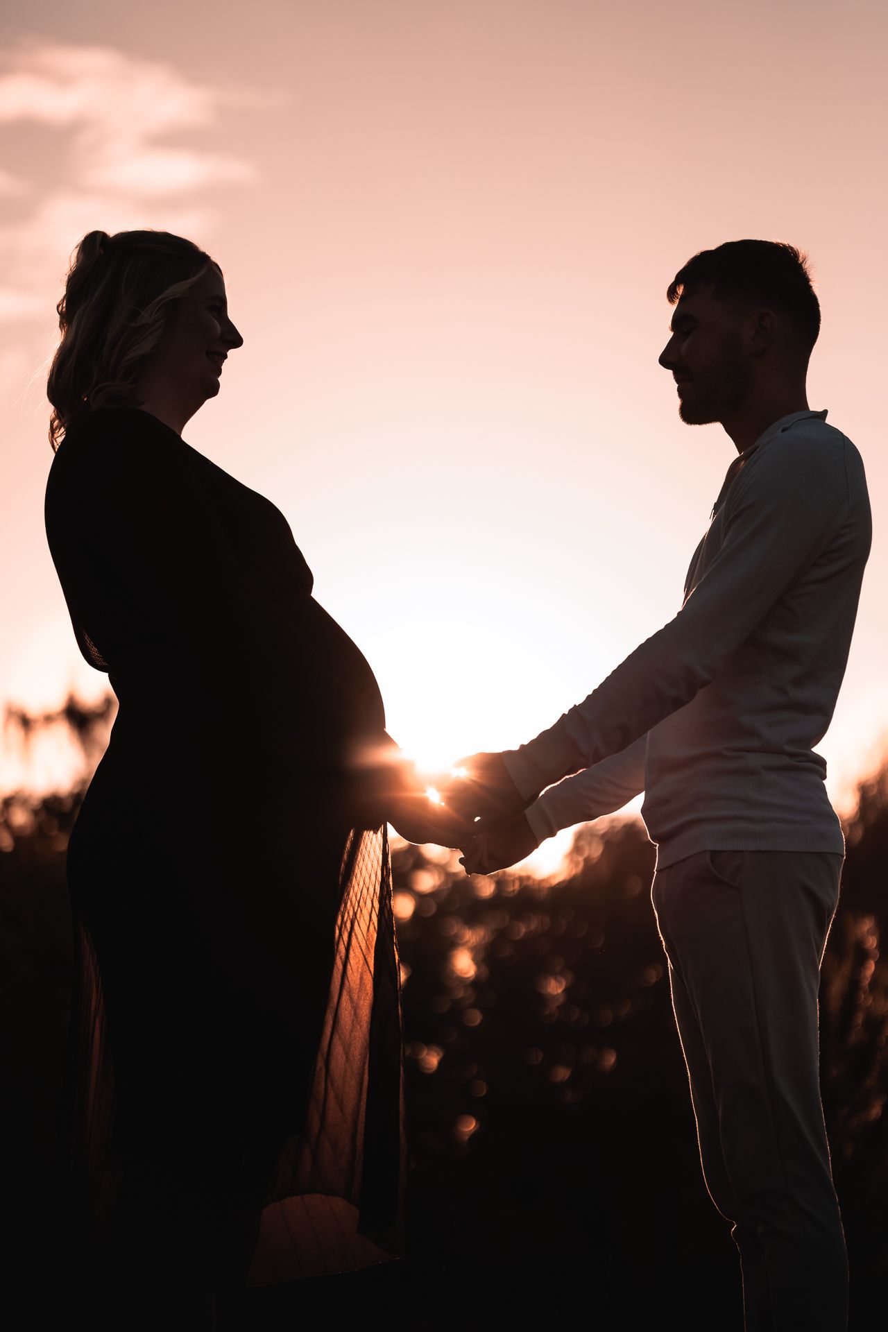 lief moment tussen partners in de natuur met ondergaande zon