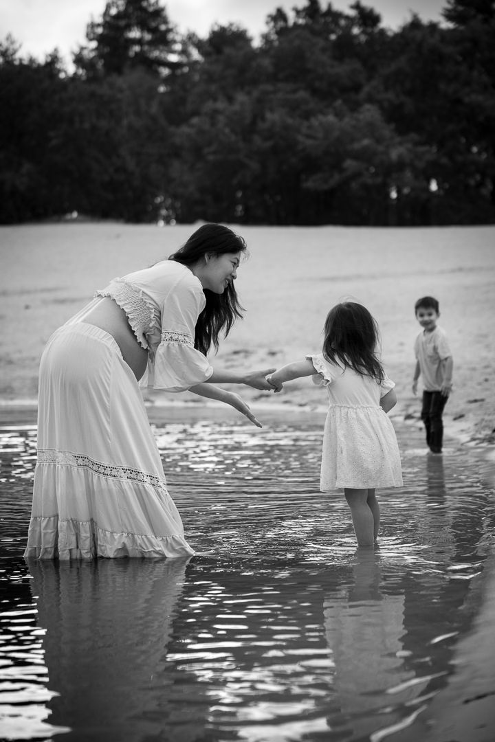 Gezinsfotoshoot zwangerschap in het water Bergse Heide met kinderen