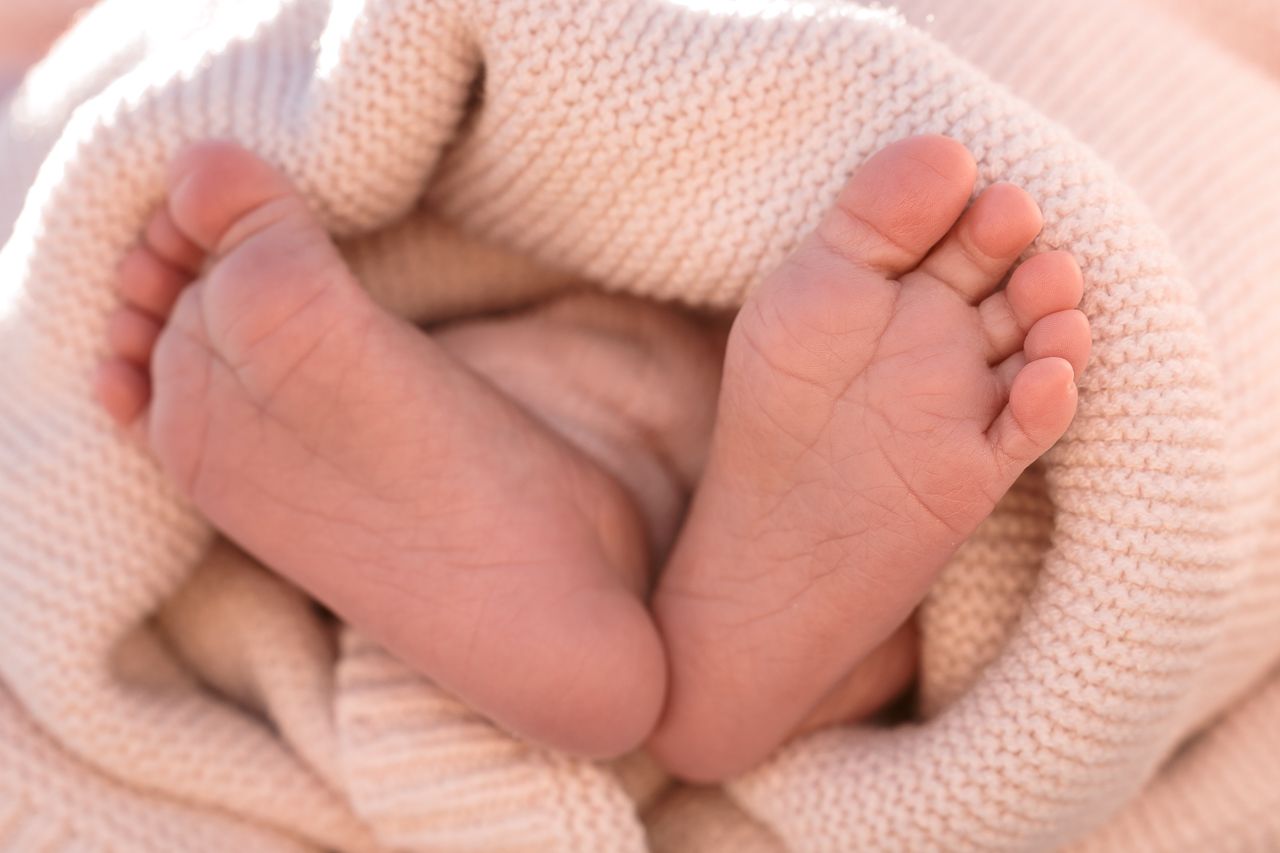 Babyvoetjes, detailfoto's tijdens newbornfotoshoot lifestyle