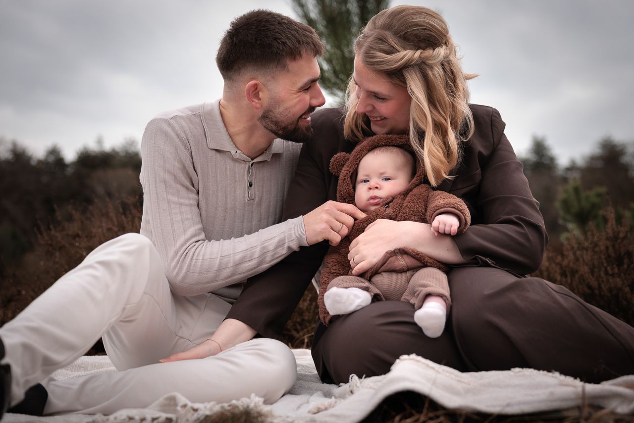 Gezinsshoot met baby buiten heide Bergen op Zoom