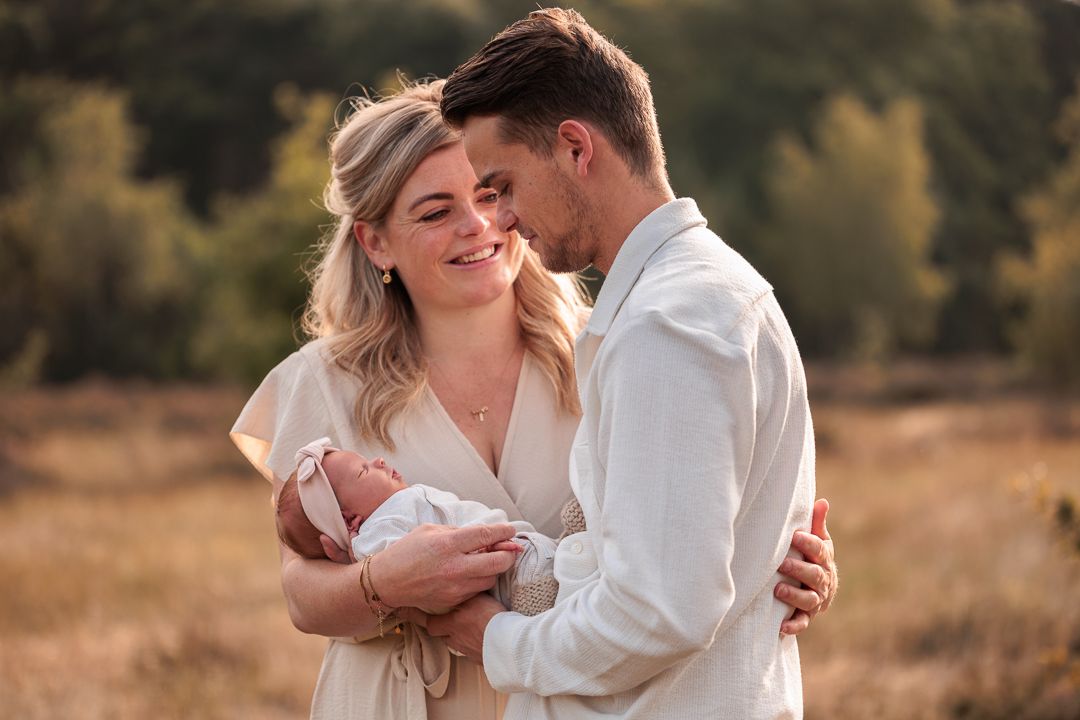 newborn baby in de armen van papa in de natuur op een buitenlocatie
