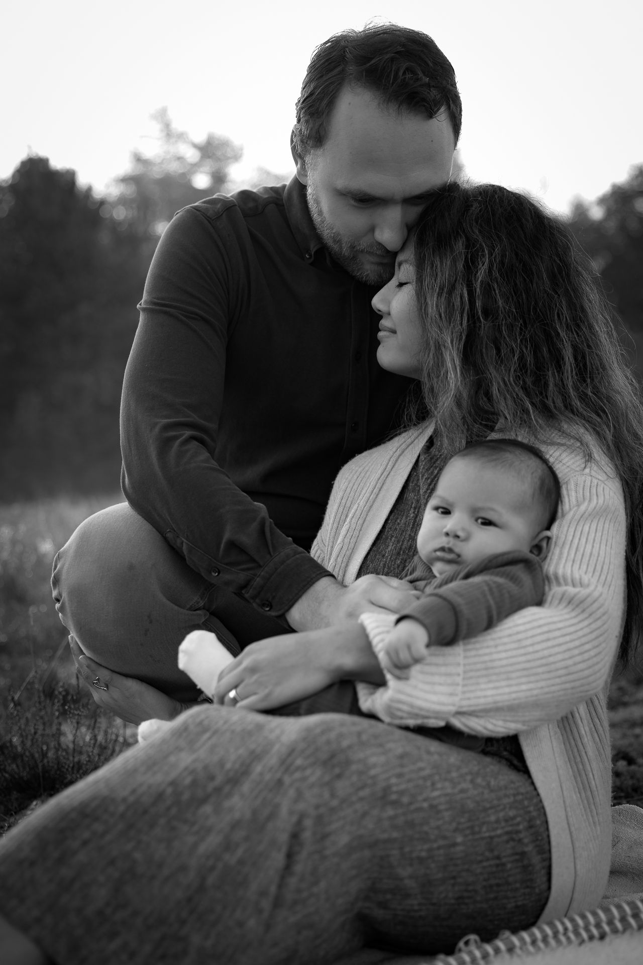 sereen moment tussen partners en baby tijdens fotoshoot