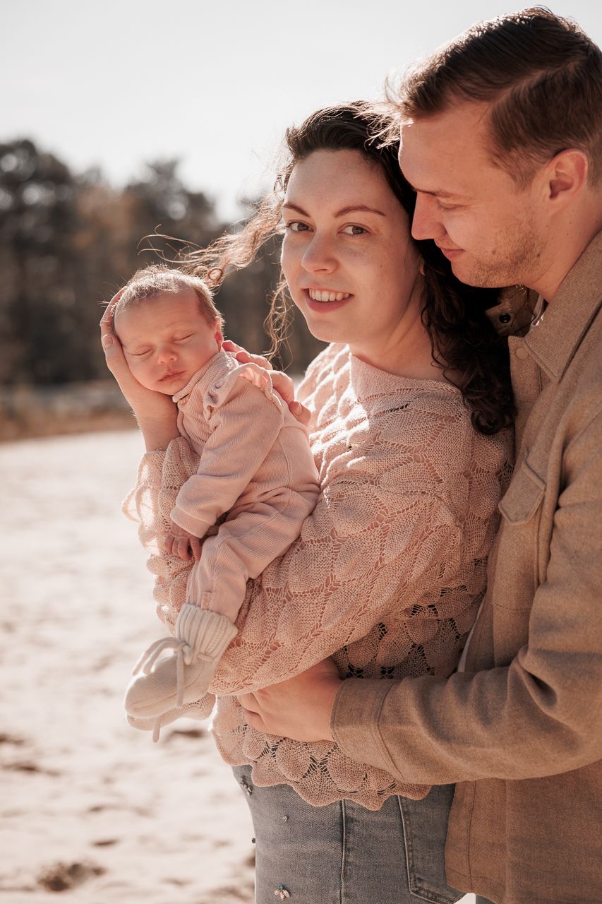 Buiten newbornfoto's maken in de natuur