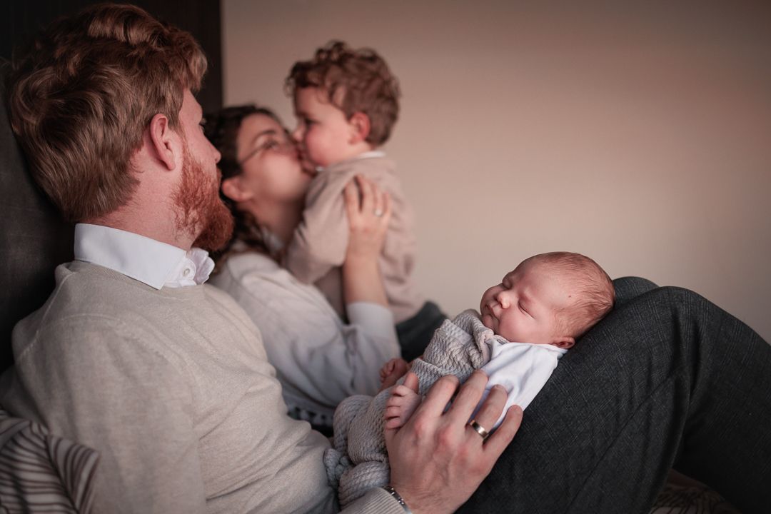 newbornfotoshoot op bed zonder poseren